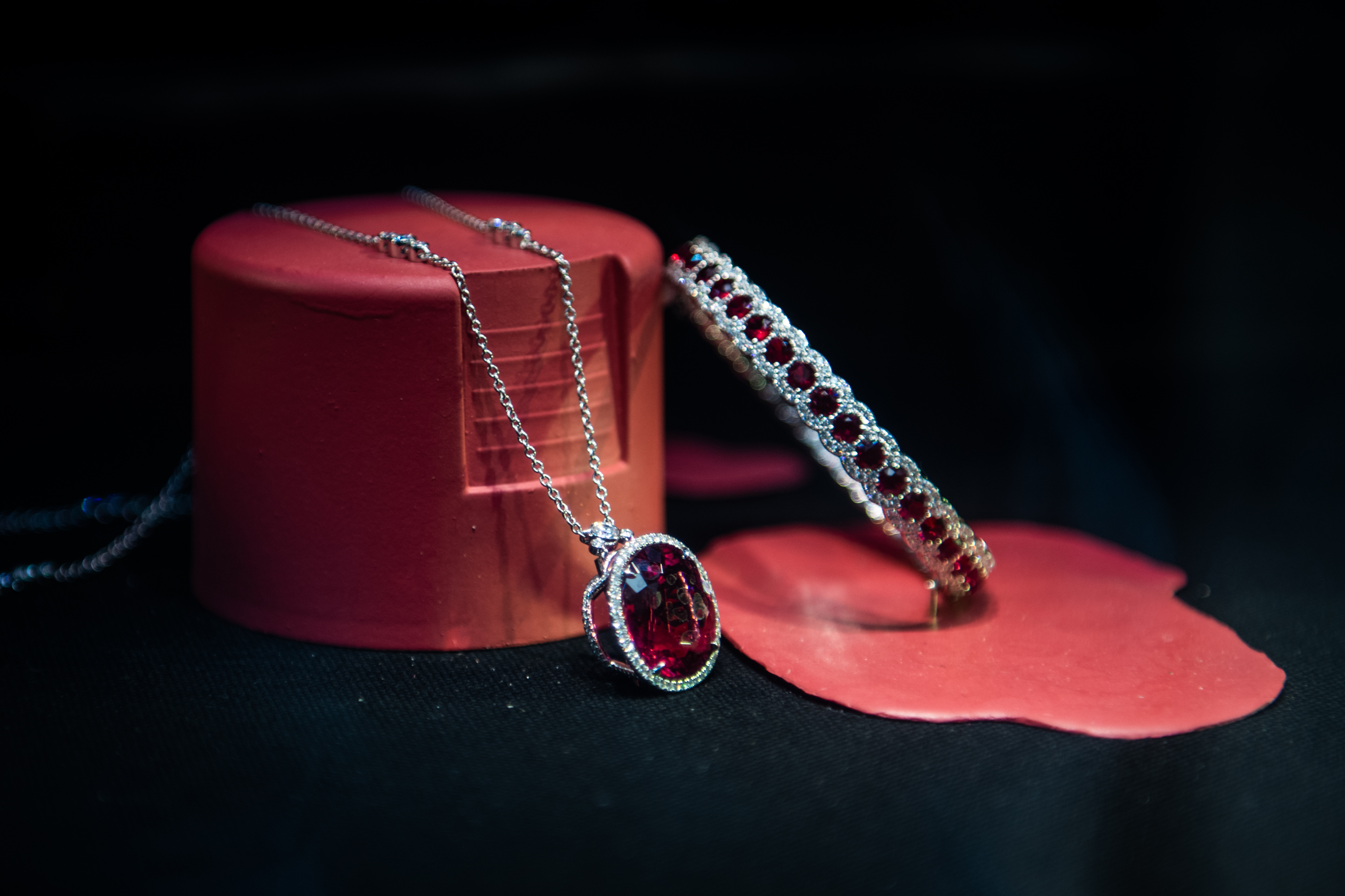 Algunas de las joyas en una de las ventanas en la tienda Tiffany & Co. en Nueva York.
