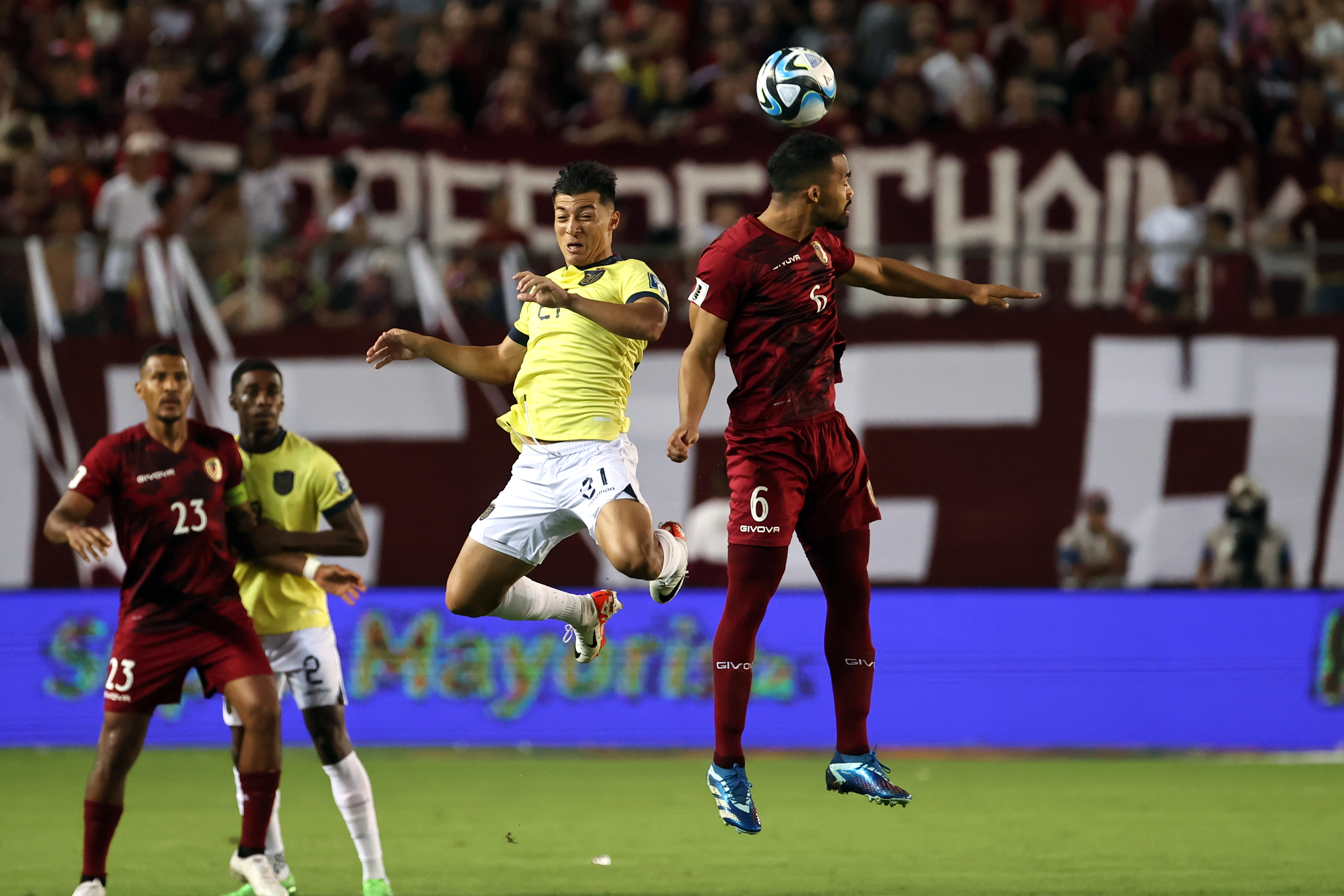 AMDEP3029. MATURÍN (VENEZUELA), 16/11/2023.- Yangel Harrera (d) de Venezuela disputa el balón con Alan Franco (c) de Ecuador hoy, en un partido de las Eliminatorias Sudamericanas para la Copa Mundial de Fútbol 2026 entre Venezuela y Ecuador en el estadio Monumental en Maturín (Venezuela). EFE/ Miguel Gutiérrez