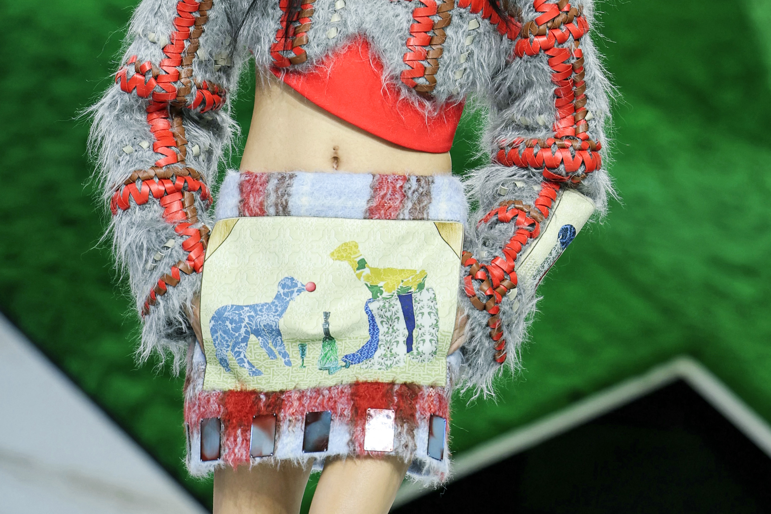 Paisajes, figuras animales y mezclas de motivos aparecieron sobre varias prendas del desfile, en una colección que buscó subrayar la fuerza creativa de la naturaleza.