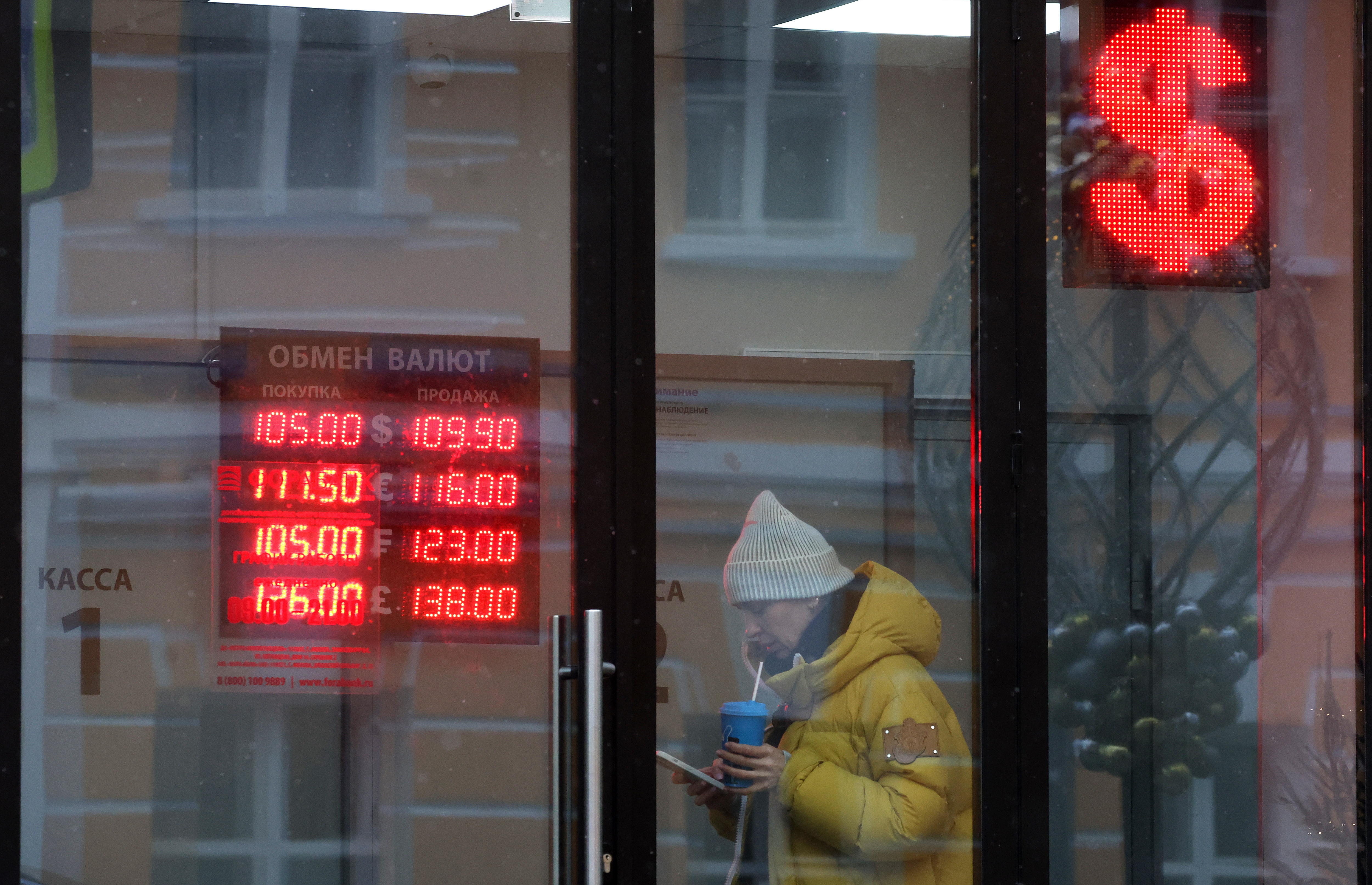Moscow (Russian Federation), 28/11/2024.- A woman visits an exchange office where an electronic panel displays currency exchange rates against the Russian ruble in Moscow, Russia, 28 November 2024. The Russian ruble on 27 November 2024 reached its lowest level since March 2022, dropping beyond 110 against the US dollar. (Rusia, Moscú) EFE/EPA/MAXIM SHIPENKOV