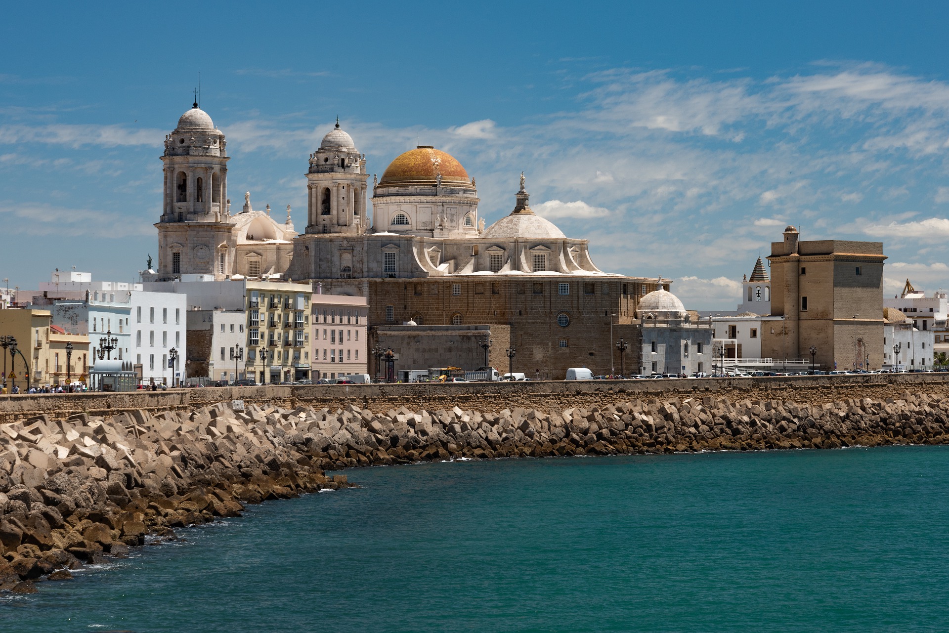 La Catedral de Cadiz es una de las catedrales más cautivadores y con más personalidad propia de España.