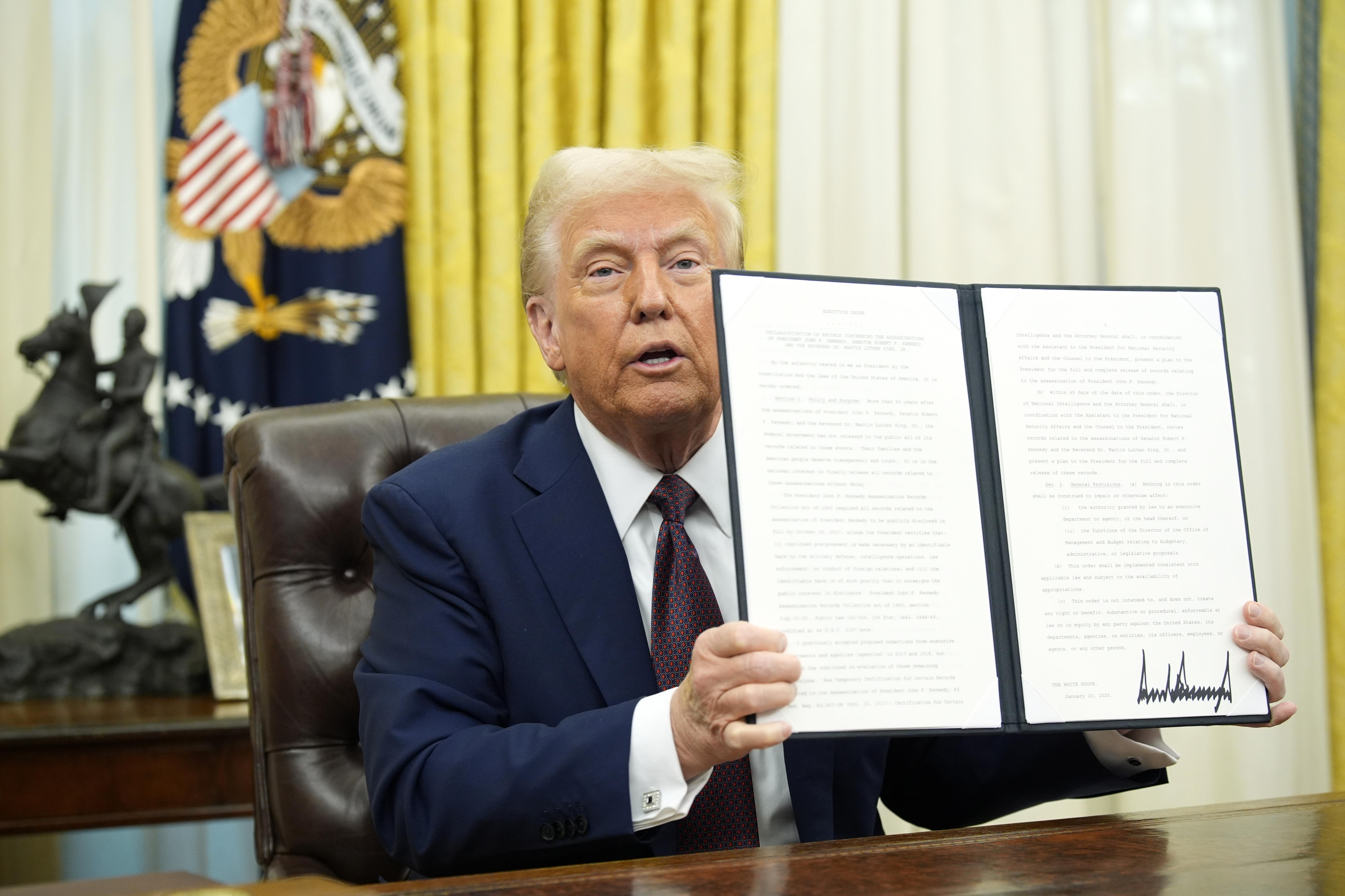 Washington (Usa), 23/01/2025.- US President Donald Trump signs executive orders in the Oval Office of the White House in Washington, DC, USA, 23 January 2025. EFE/EPA/YURI GRIPAS / POOL