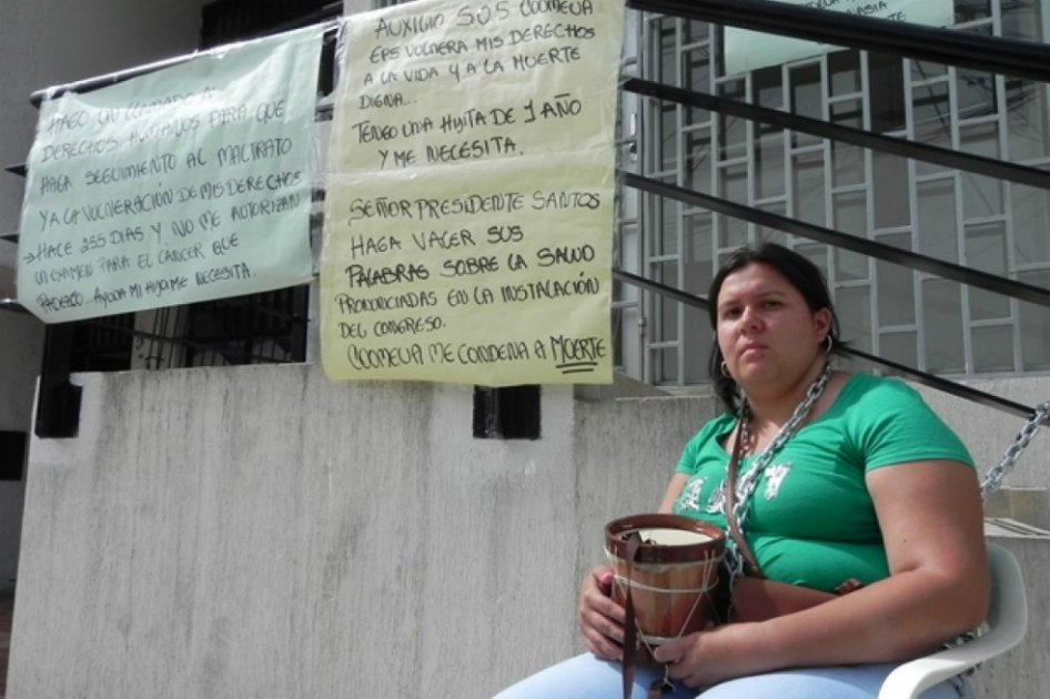 Mujer se encadenó en Neiva para exigir atención de su EPS