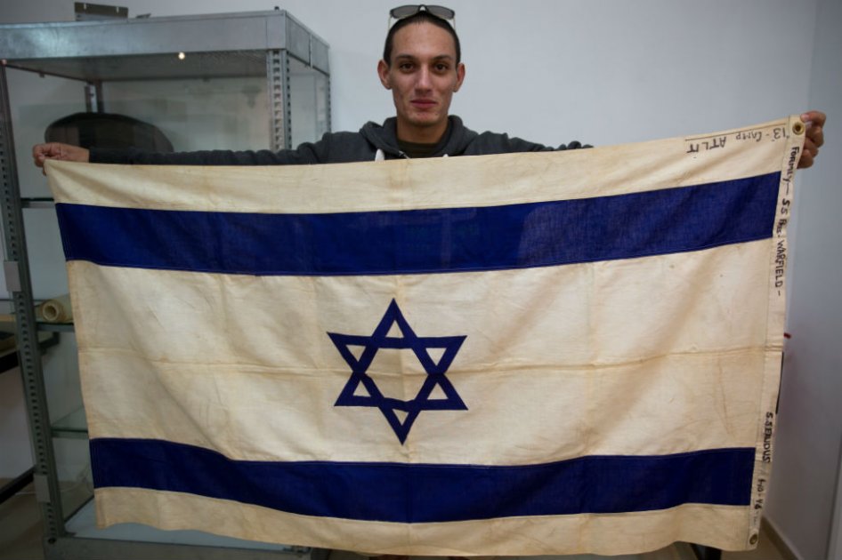 Venden bandera israelí del icónico barco del Holocausto