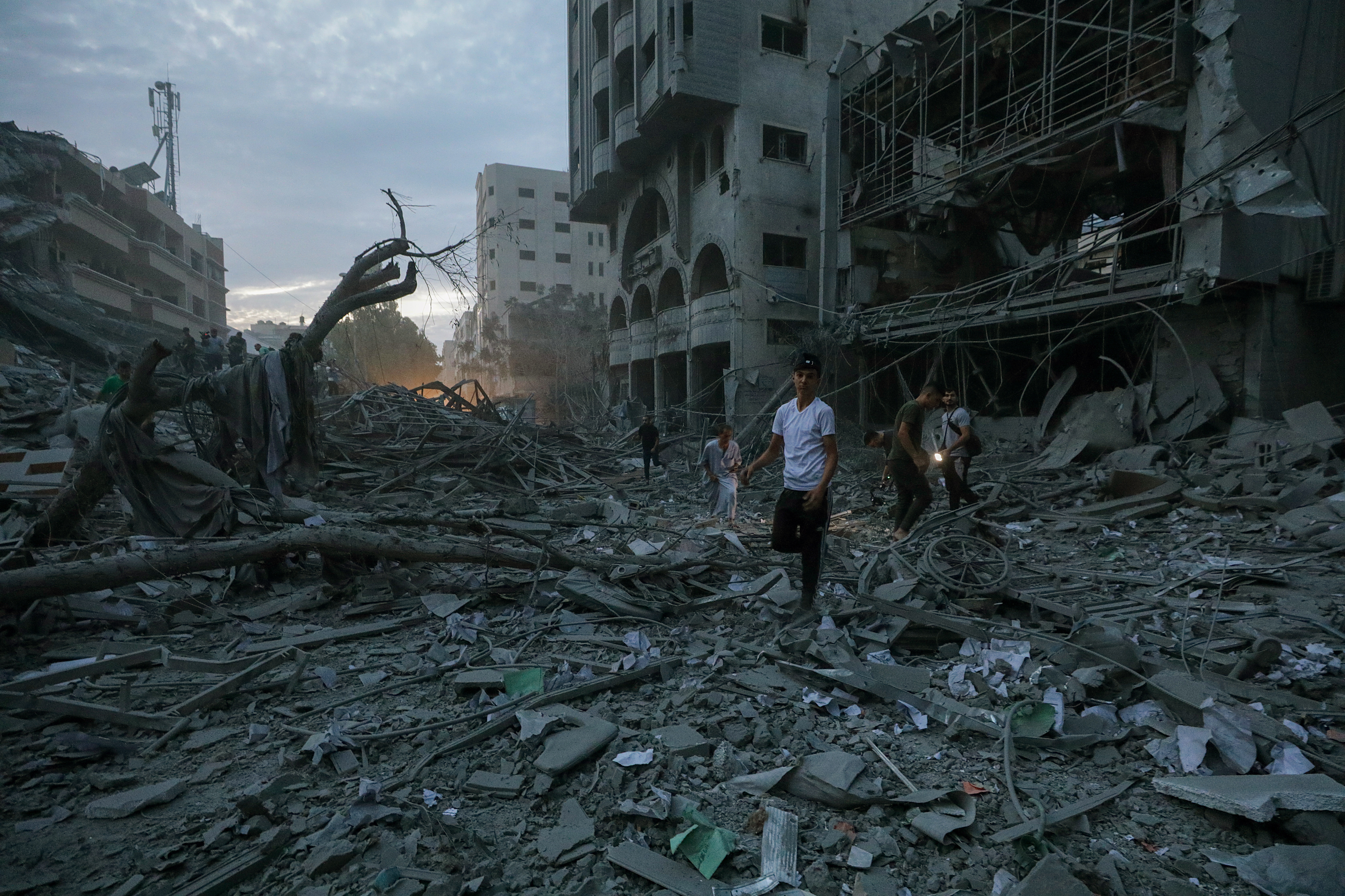 Gaza City (---), 07/10/2023.- Palestinians inspect the destroyed surrounding of the Palestine Tower after Israeli warplanes targeted it in Gaza City, 07 October 2023. Rocket barrages were launched from the Gaza Strip early 07 October in a surprise attack on Israel claimed by the Islamist movement Hamas. In a televised statement, the Israeli prime minister said the country is at war. EFE/EPA/MOHAMMED SABER