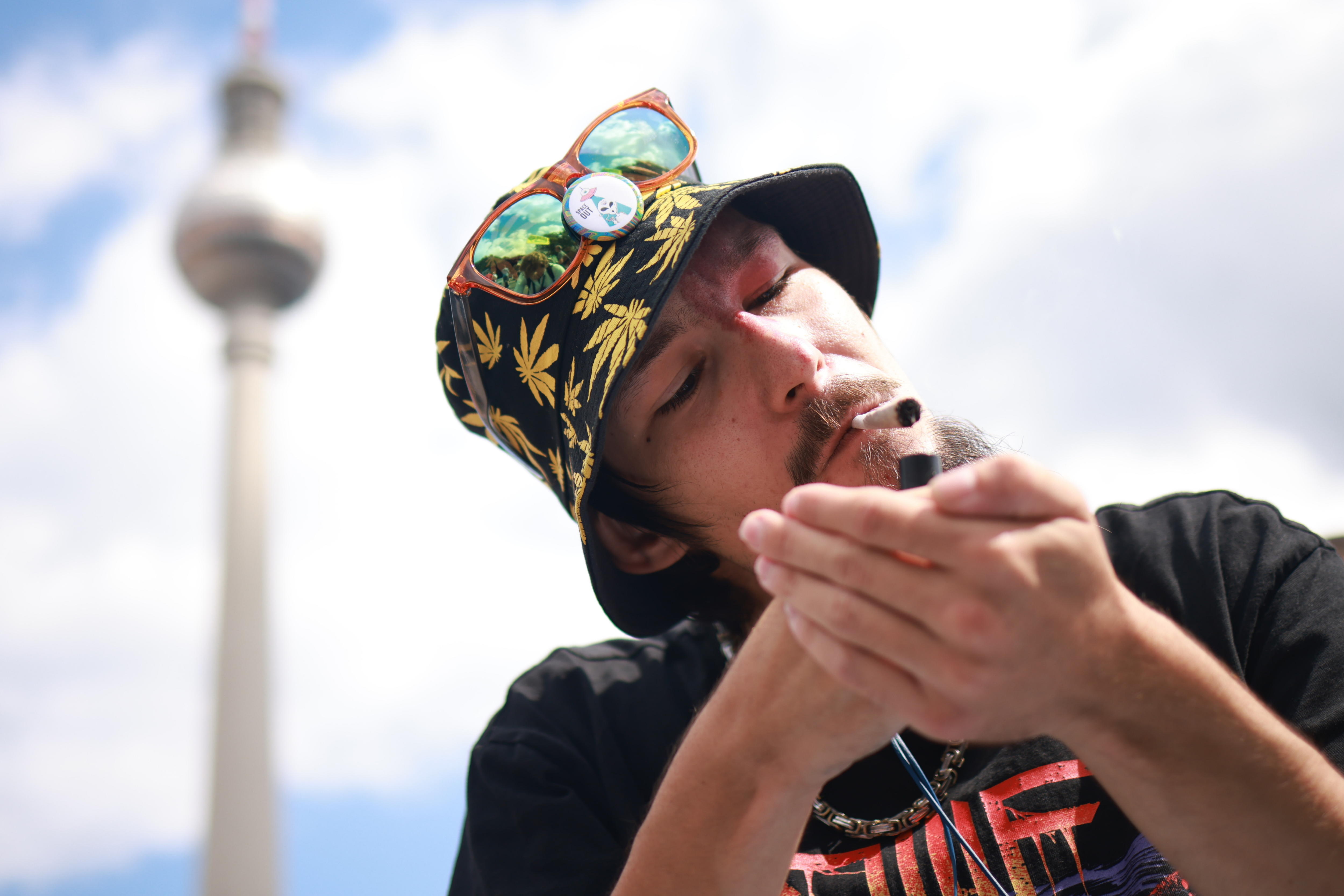 -FOTODELDÍA- Berlín (Alemania), 10/08/2024.- Un participante enciende un porro frente a la Torre de Televisión durante la manifestación del Hemp Parade (Hanfparade) en Berlín, Alemania, el 10 de agosto de 2024. La protesta anual del Hemp Parade (Hanfparade) es la manifestación más grande de Alemania que aboga por la legalización del cannabis. EFE/EPA/CLEMENS BILAN