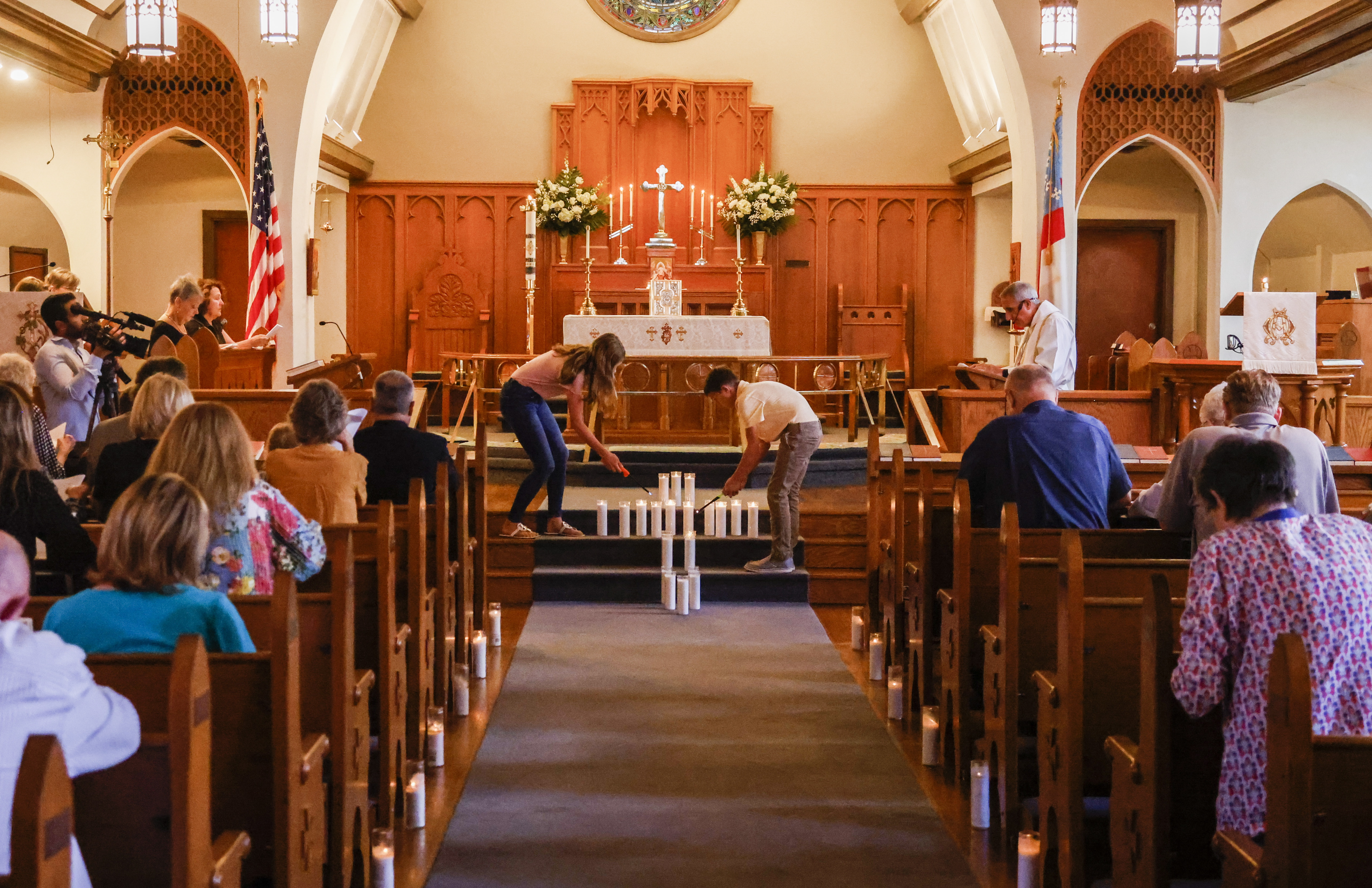 Las personas encienden velas durante una ceremonia en el templo de St. Philip, en Uvalde, Texas, este jueves.