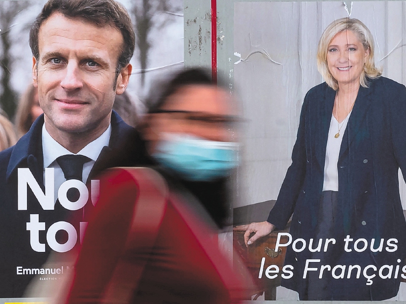 El presidente Emmanuel Macron aventaja en los sondeos a la ultraderechista Marine Le Pen de cara al balotaje.  / AFP