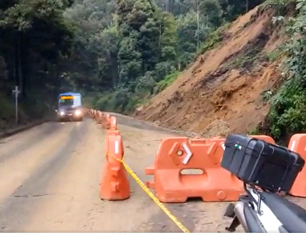 ¡Atención! Cierran carril de la av. Circunvalar por deslizamiento