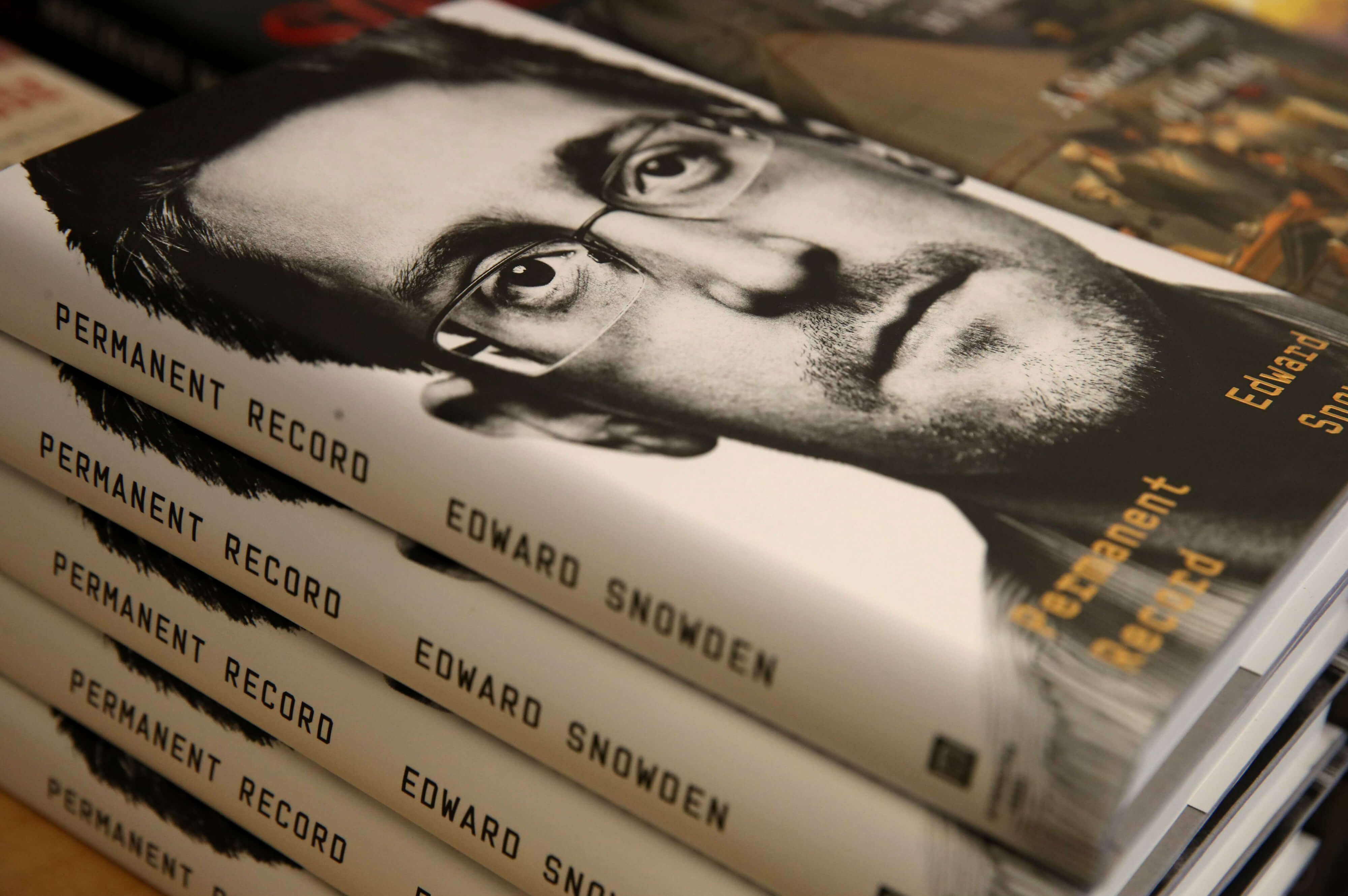 Snowden publicó un libro con sus memorias, ahora EE. UU. quiere quedarse con las ganancias