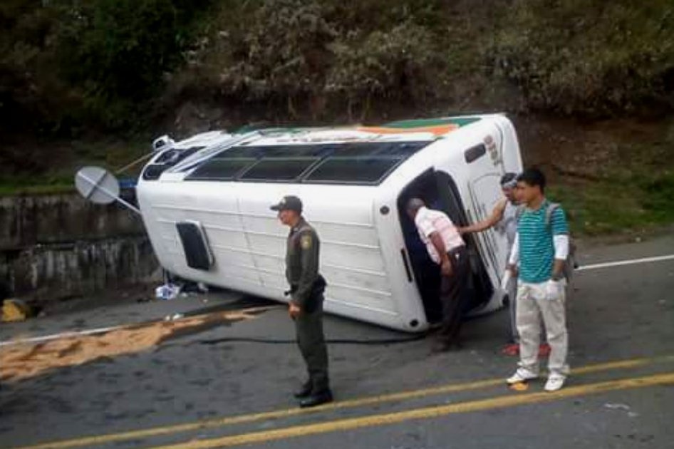 Accidente de bus en vía Cali-Buenaventura deja 10 heridos
