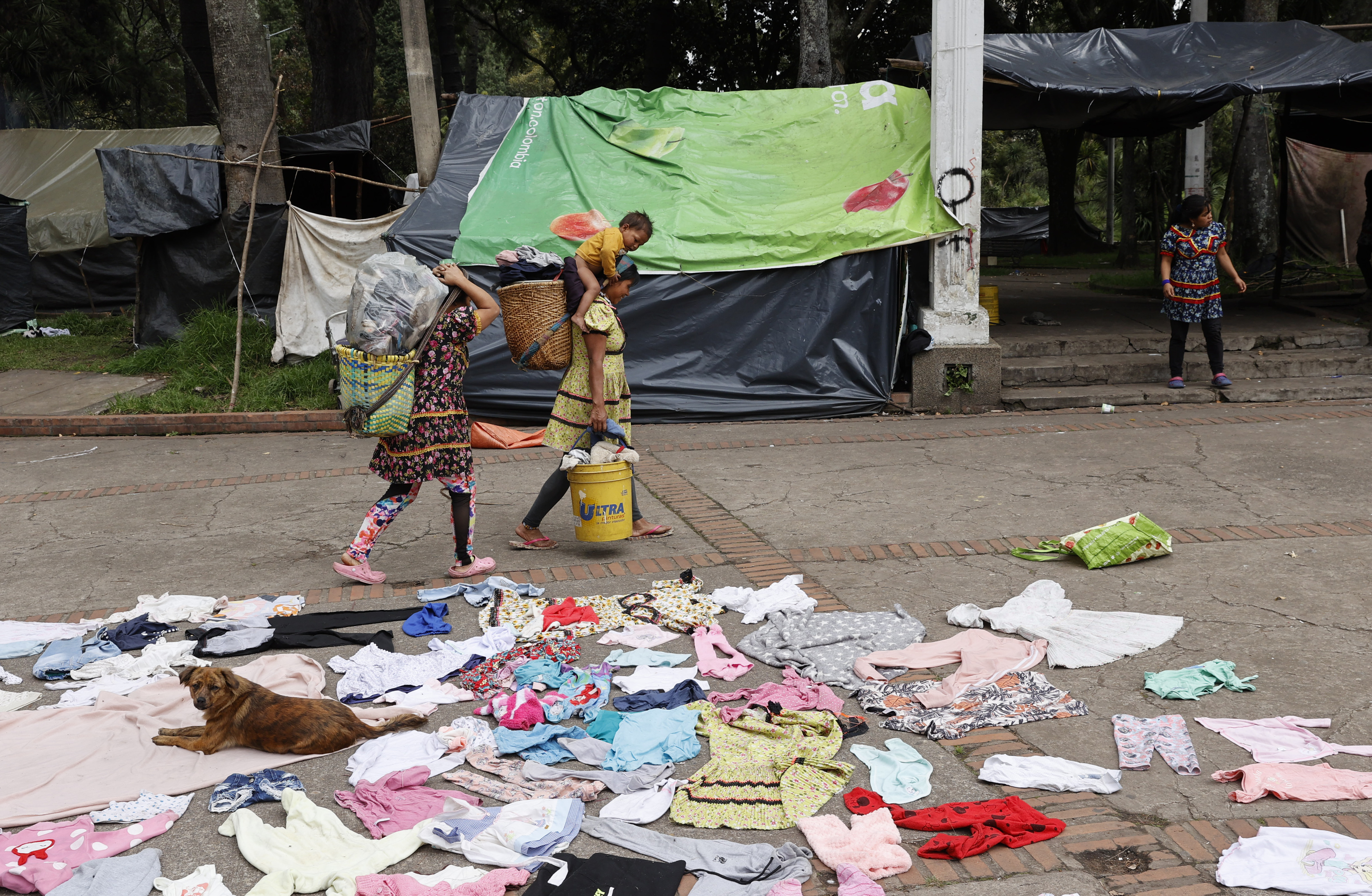 ACOMPAÑA CRÓNICA: COLOMBIA INDÍGENAS COL400. BOGOTÁ. (COLOMBIA), 15/06/2024.- Fotografía fechada el 13 de junio de 2024 de mujeres indígenas embera mientras habitan el parque Nacional en Bogotá (Colombia). La situación de los indígenas embera que residen en el campamento improvisado del Parque Nacional de Bogotá tras ser desplazados de sus territorios por el conflicto armado continúa igual que hace nueve meses, cuando llegaron para instalarse por segunda vez en la capital: de forma precaria y con un aumento de tensión tras la muerte de una bebé de tres meses el domingo pasado. EFE/Mauricio Dueñas Castañeda