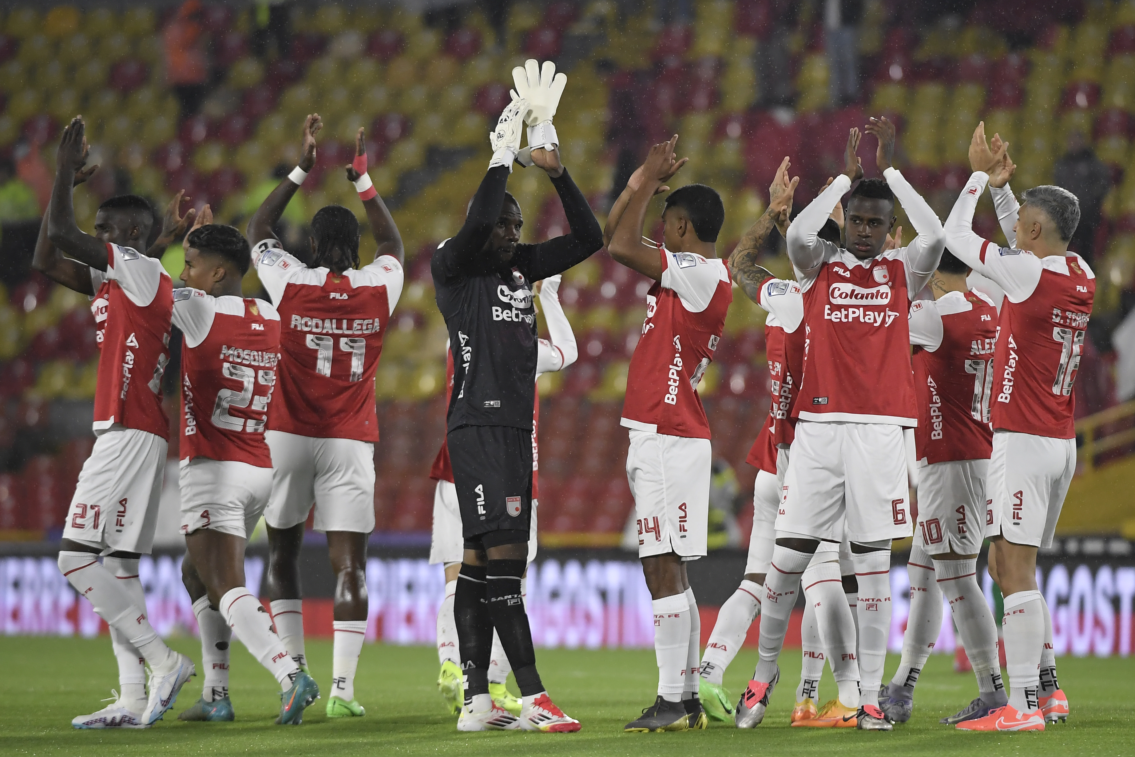 Jugadores de Santa Fe, en el partido ante Atlético Nacional por la cuarta fecha de la Liga Betplay 2025-I.