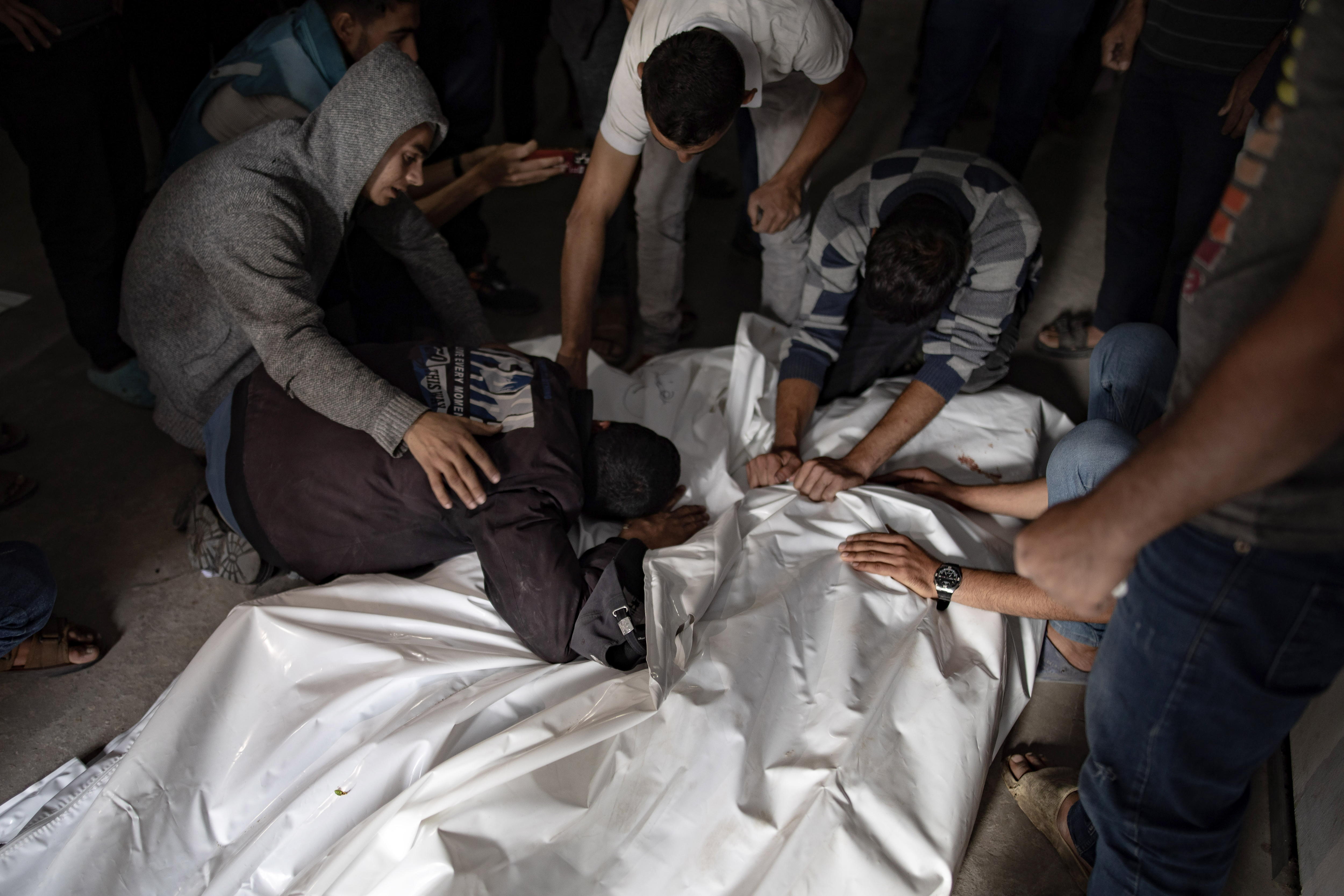 Indignación por ataque israelí que según reportes mató a cerca de 50 personas en Rafah