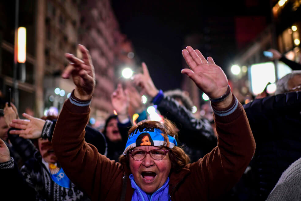 Expresidenta argentina Cristina Fernández, enviada a juicio por sobornos