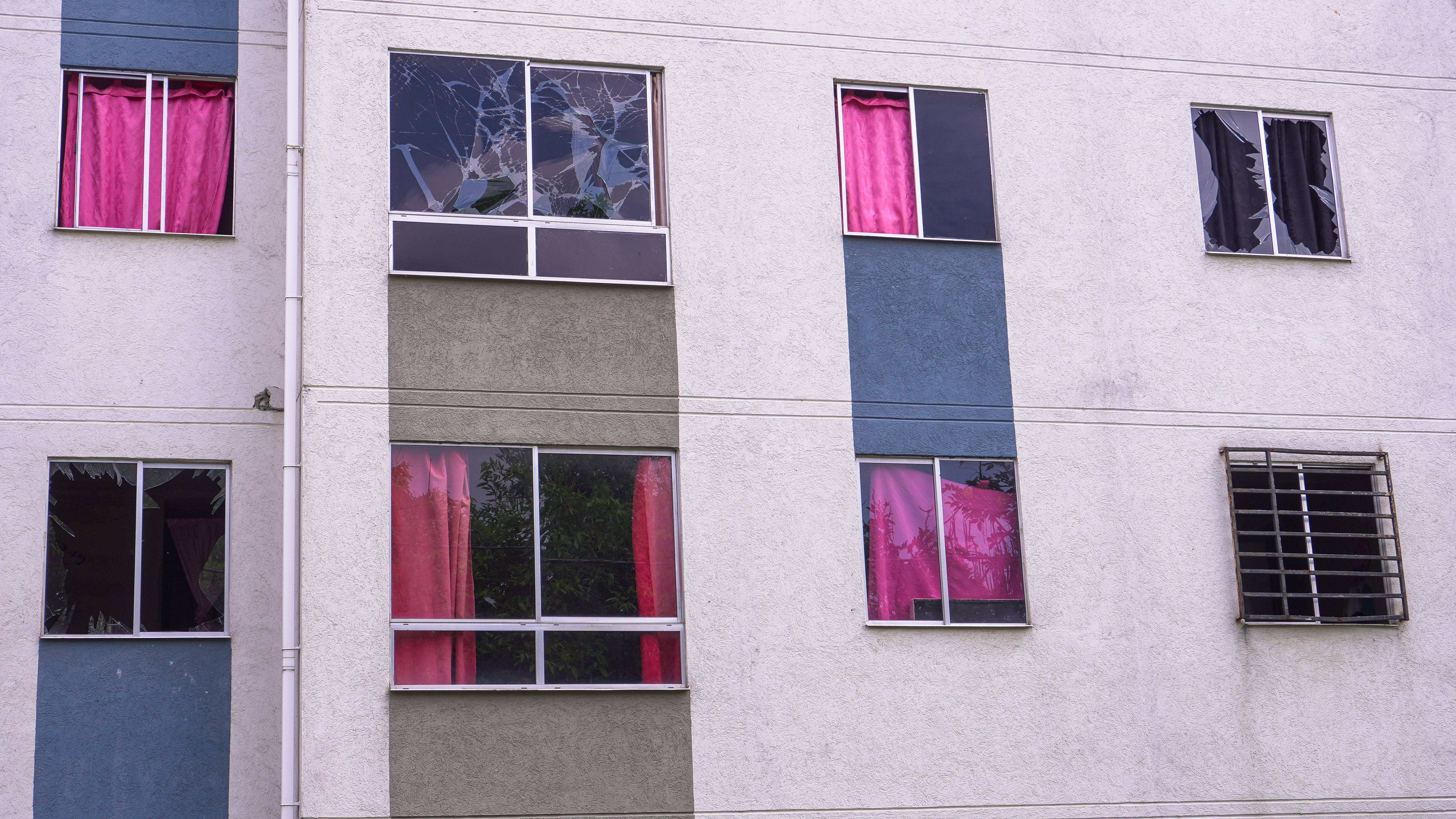 Unos metros al lado de donde ocurrió la explosión hay una unidad residencial, la cual tuvo afectaciones en los vidrios de los apartamentos.