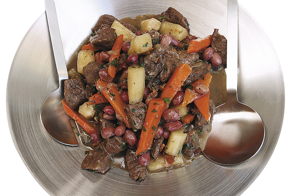 Cacerola de carne con cerveza, fríjol y yuca