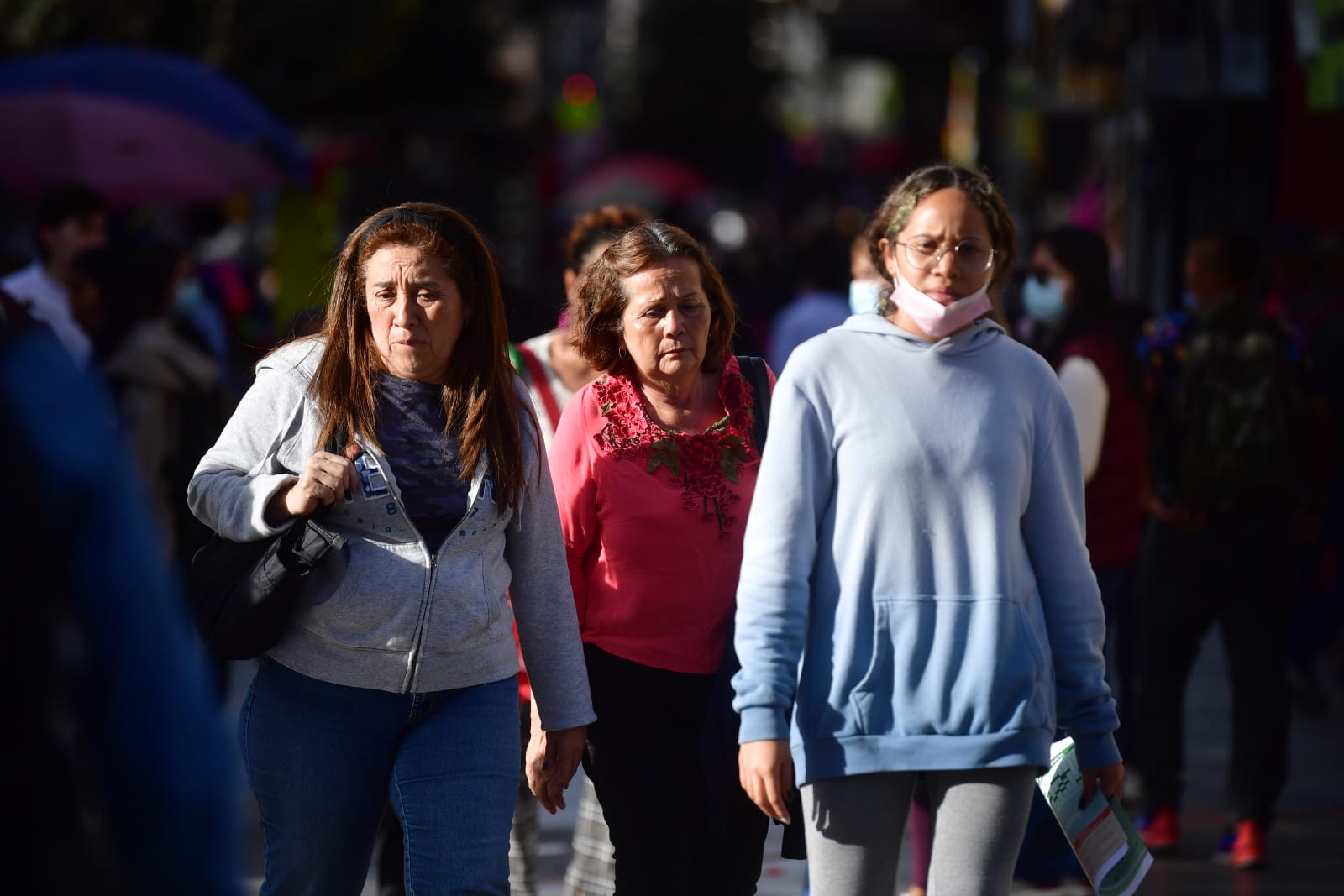 En ese sentido, el uso obligatorio del tapabocas en espacios cerrados ha sido la última medida que se ha derogado para los municipios que tengan un 70 % su población con el esquema de vacunación completo y 40 % con la dosis de refuerzo.