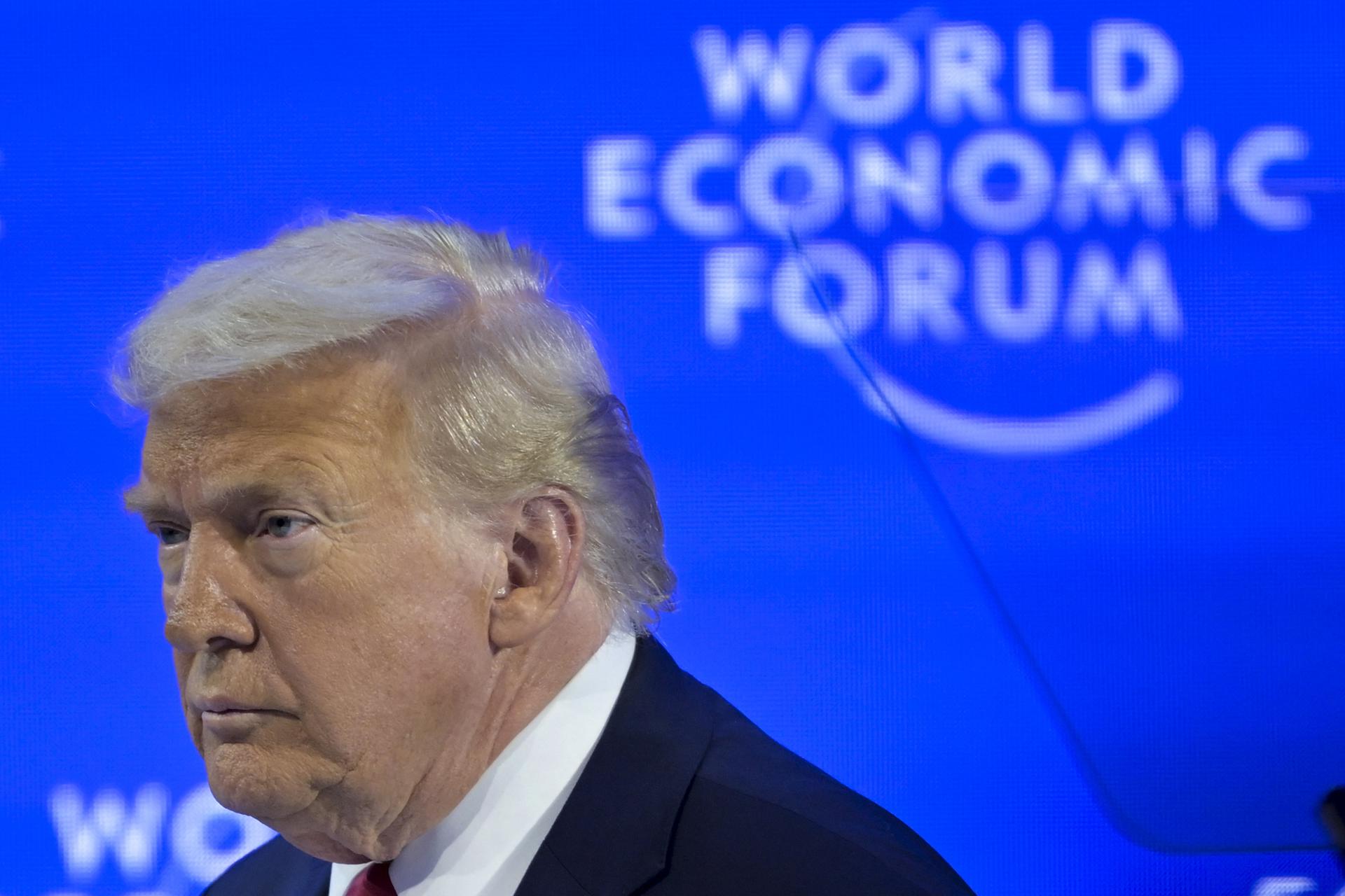 Trump desafía consenso en Davos: congeló aranceles, presionó a la Fed y “acordó” Groenlandia