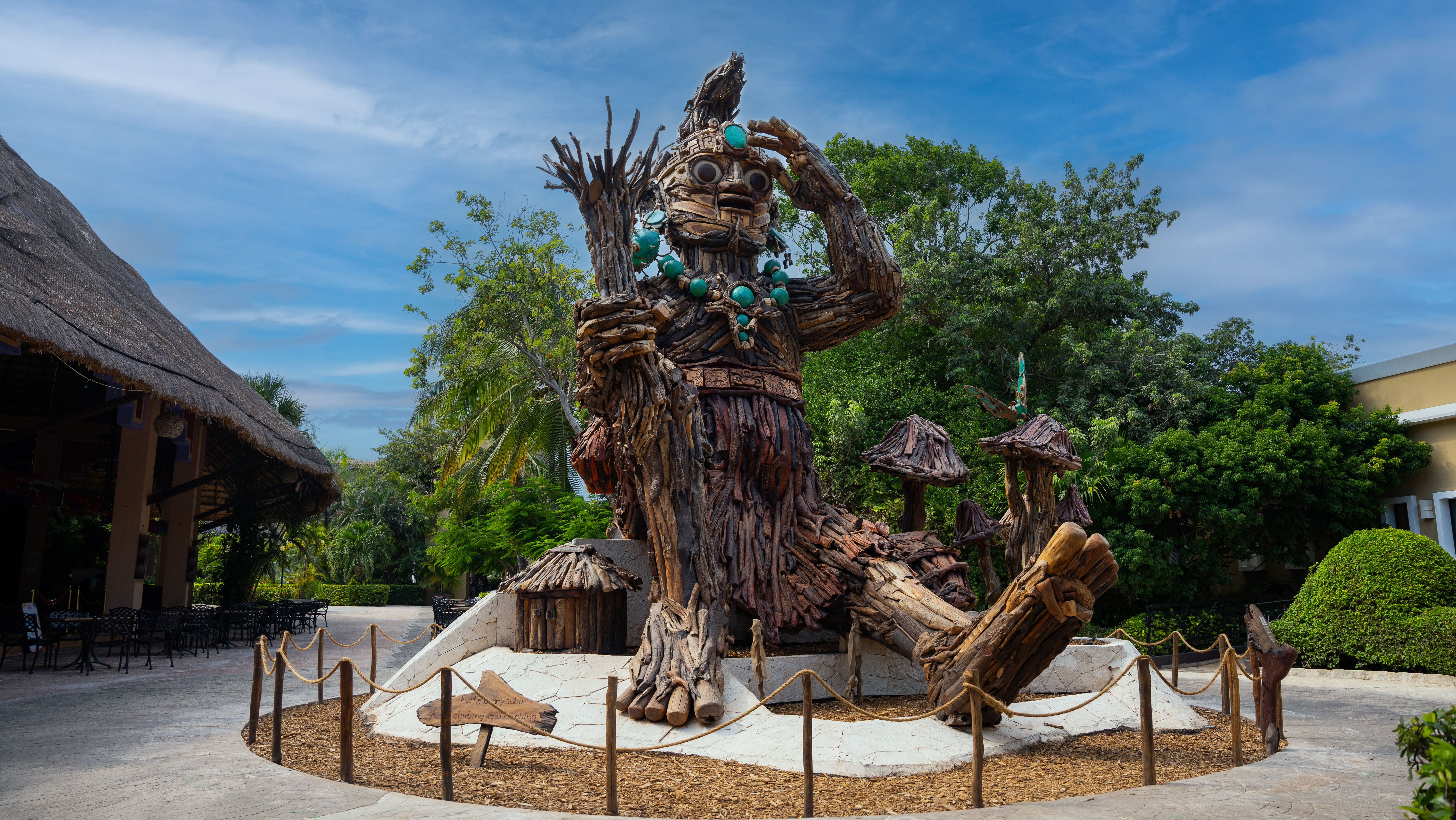 “Xi'Paal Kaab”  de Raúl Estudillo Alvarado en Sandos Caracol Eco Resort