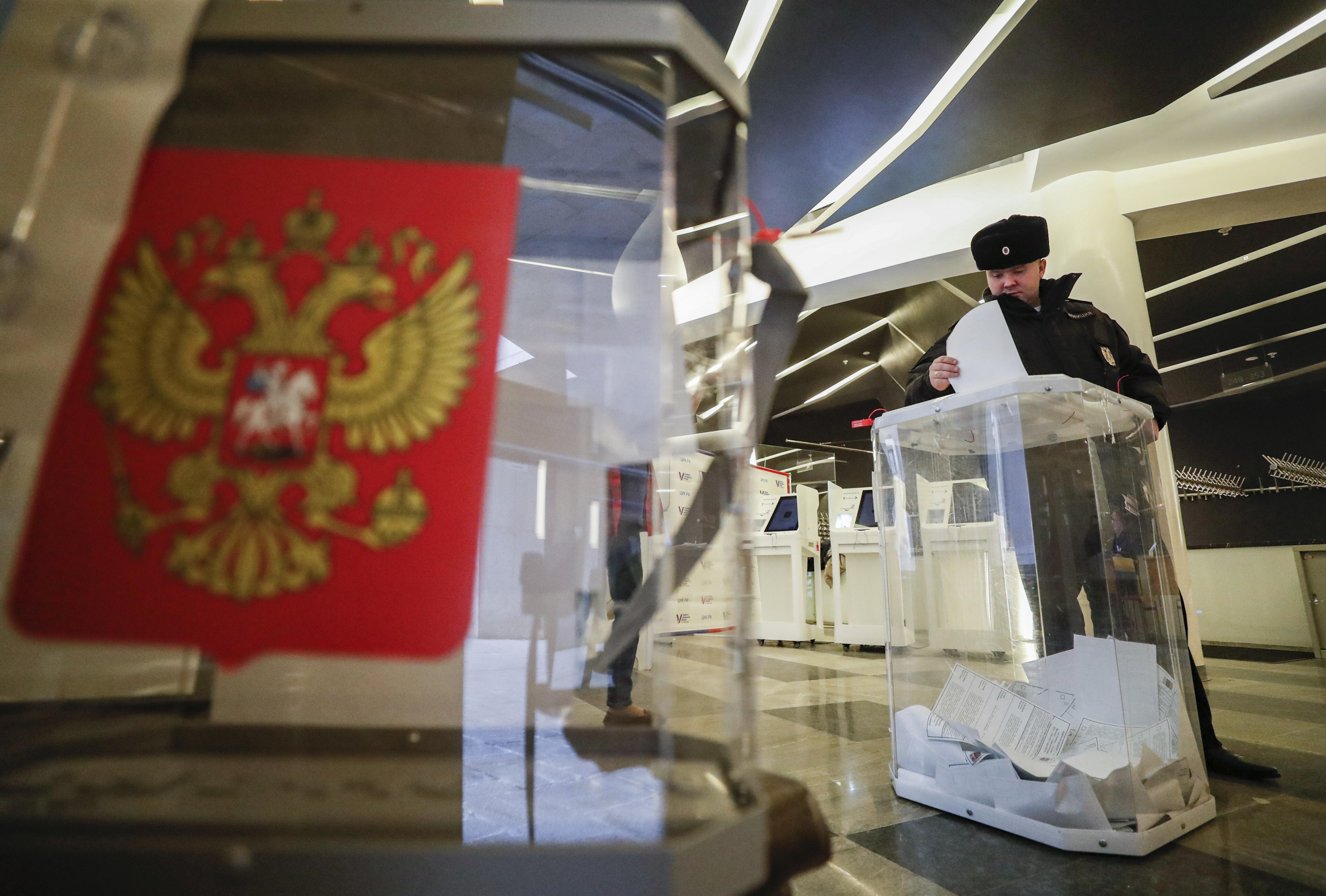Moscow (Russian Federation), 15/03/2024.- A Russian policeman casts his ballot during presidential elections in Moscow, Russia, 15 March 2024. The Federation Council has scheduled presidential elections for March 17, 2024. Voting will last three days: March 15, 16 and 17. Four candidates registered by the Central Election Commission of the Russian Federation are vying for the post of head of state: Leonid Slutsky, Nikolai Kharitonov, Vladislav Davankov and Vladimir Putin. (Elecciones, Rusia, Moscú) EFE/EPA/MAXIM SHIPENKOV