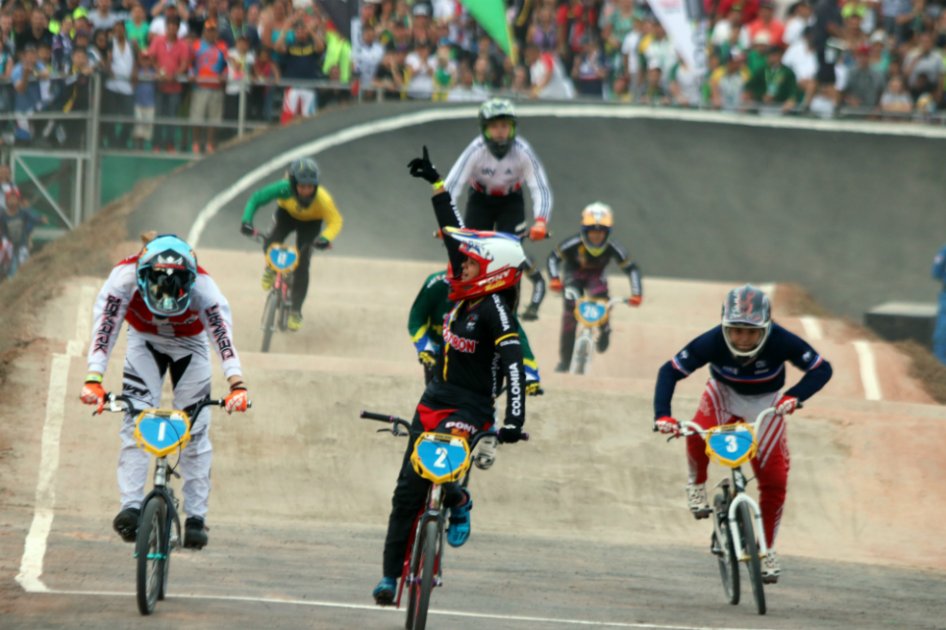Valentina Velásquez (c) festeja tras ganar en el Mundial de BMX de Medellín. / Federación Colombiana de Ciclismo