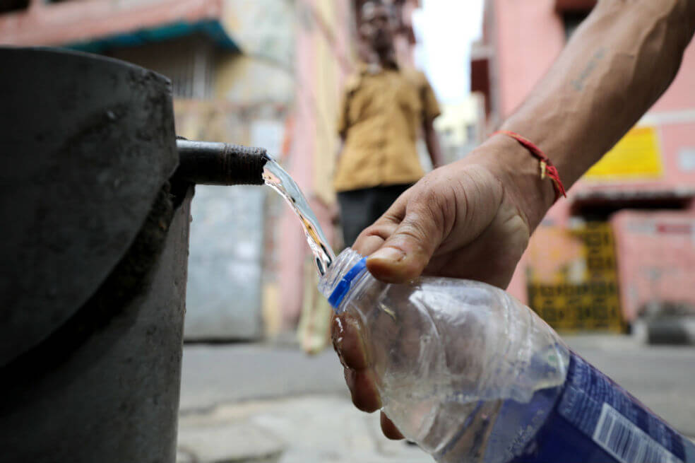 Traficantes de agua se aprovechan del sediento mercado de la India