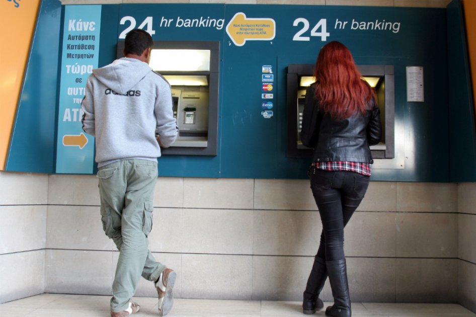 UE pide a Chipre instaurar un bloqueo de capitales