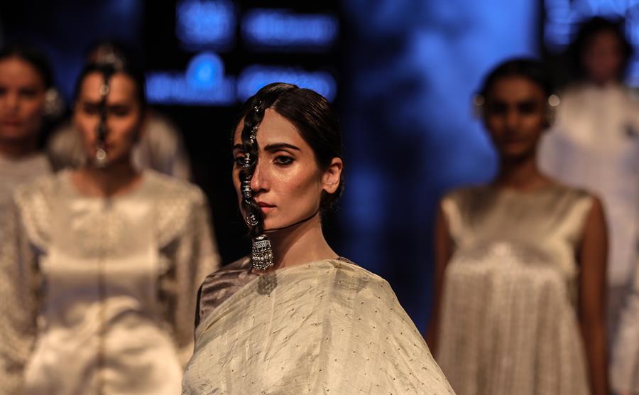 Esta edición muestra también la intervención en la moda con hologramas, fibras ecológicas y telas de algodón hechas a mano en regiones indias como Kerala, Madhya Pradesh, Uttar Pradesh o Bihar.La Semana de la Moda Lakmé de Bombay es conocida en el mundo por ser el principal evento de moda de la India que refleja el canon de vestir de la sociedad asiática y marca las tendencias para la próxima temporada.Además de Shah, Anuj Bhutani, la casa Aavaran, Antar-Agni, Ecovero, Urvashi Kaur, y la cadena C&A, ofrecieron colecciones otoño-invierno con opciones que apuestan al uso amigable de los recursos naturales.