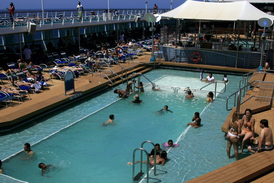Monarch, el hotel flotante del Caribe
