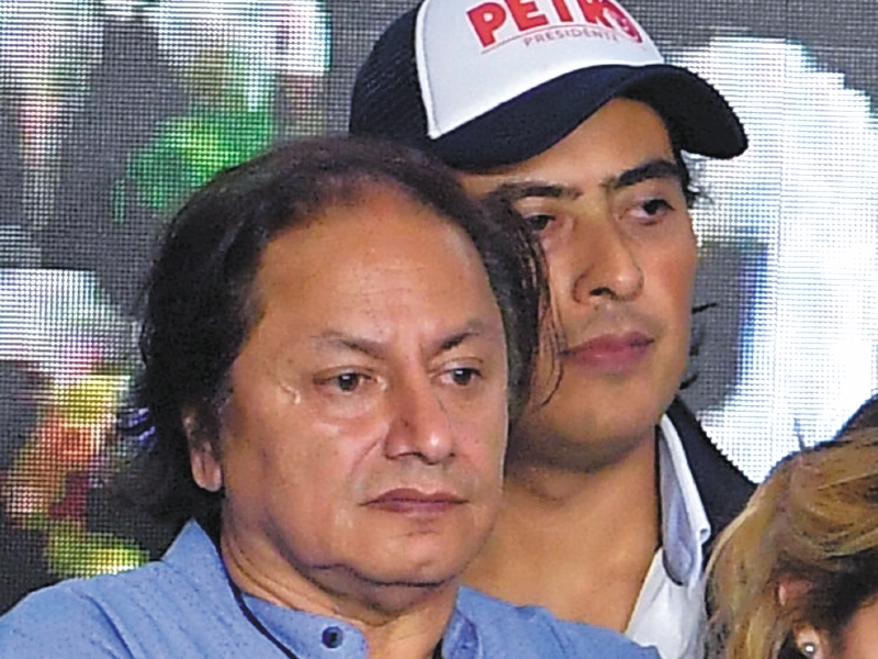 El presidente Gustavo Petro pidió a la Fiscalía que investigara a su hermano Juan Fernando Petro (camisa azul) y a su hijo Nicolás Petro (con la gorra en campaña).