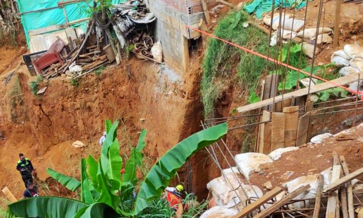 Fallecen dos hombres por deslizamiento de construcción en zona de riesgo en Medellín