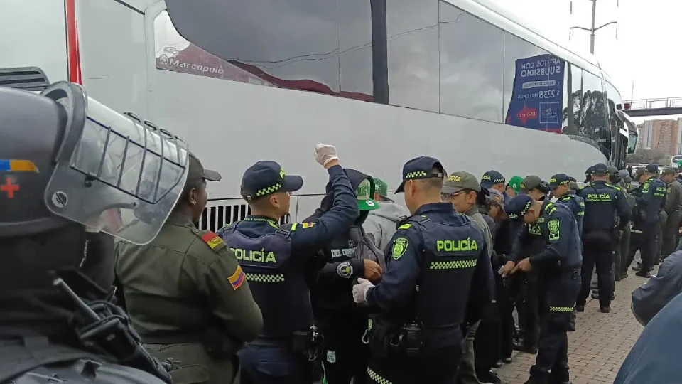 Tras riña en El Campín: encuentran armas blancas a hinchas antes de otro partido