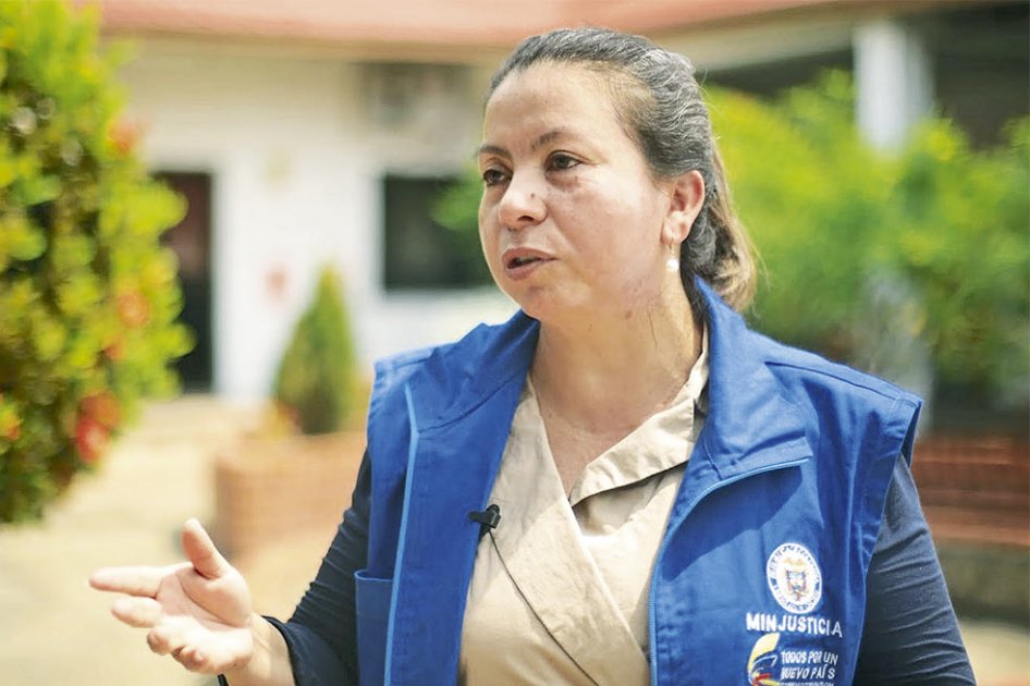 Una exparamilitar que dirime conflictos