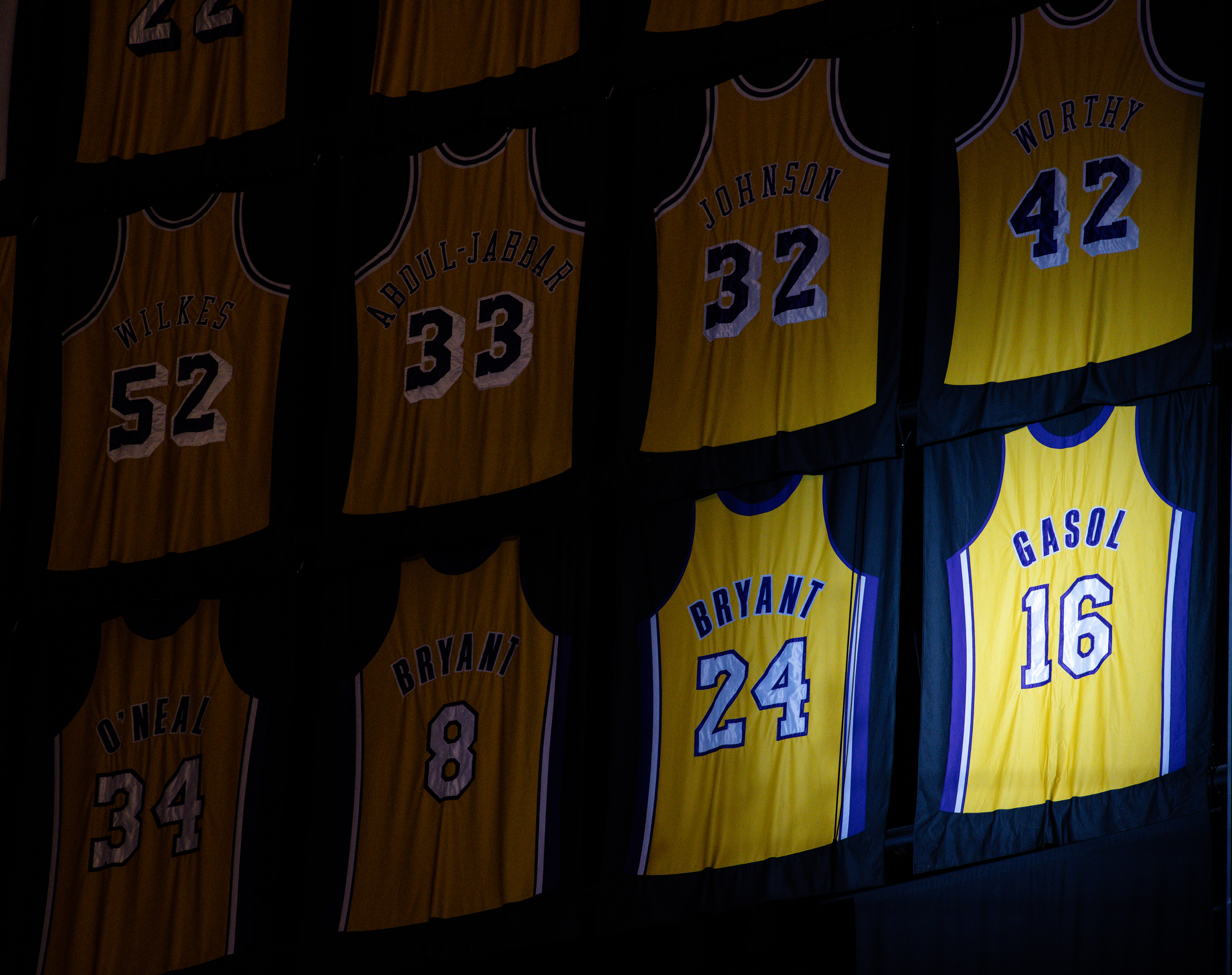 -FOTODELDIA- LOS ÁNGELES (ESTADOS UNIDOS), 08/03/2023.- El jugador español Pau Gasol es desde este martes un mito inmortal de Los Angeles Lakers, que retiraron su camiseta y su número 16 como tributo al doble campeón de la NBA con los de púrpura y oro EFE/ Phillip Kim