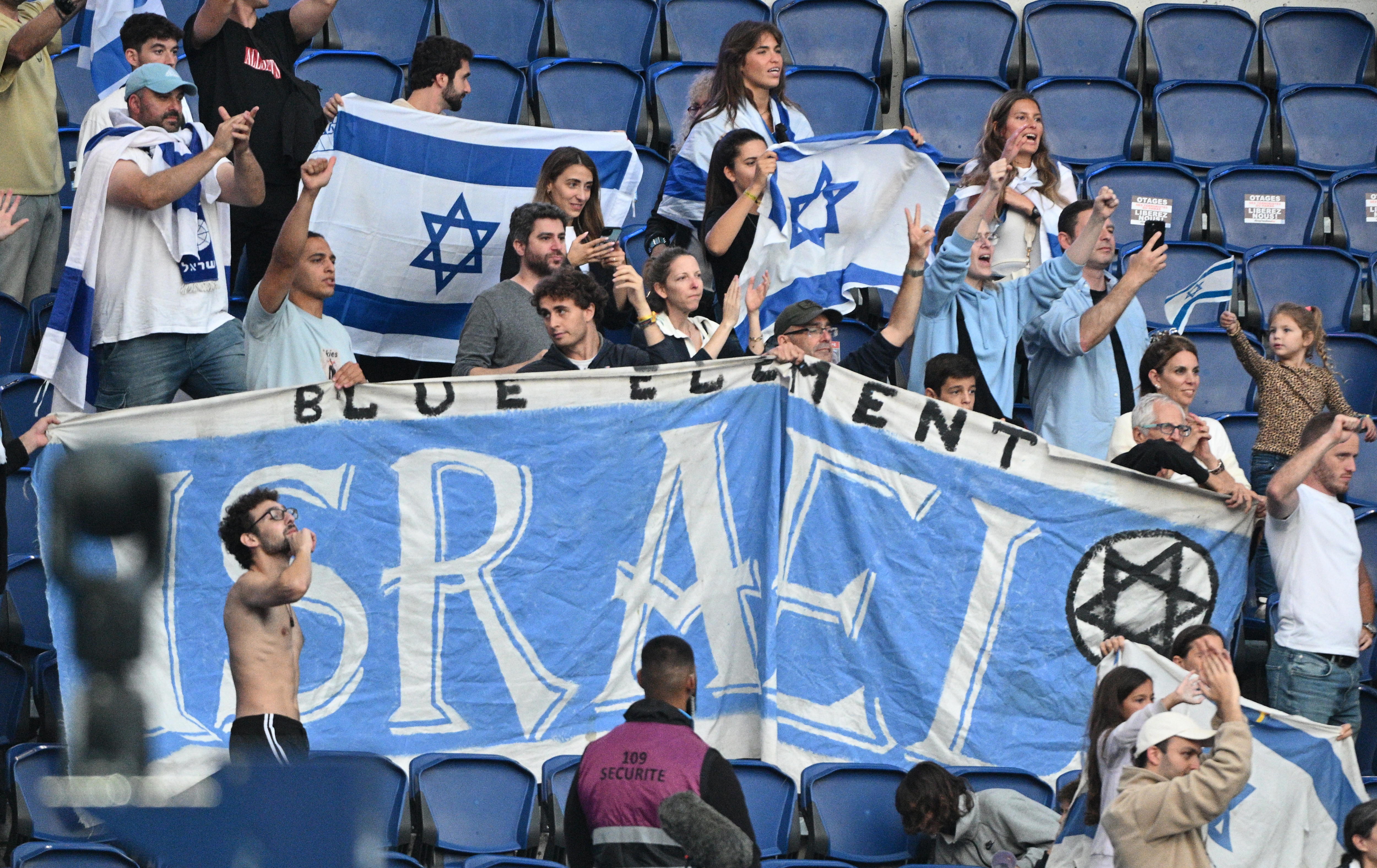 Paris (France), 27/07/2024.- Supporters of Israel unveil a banner during the Men Group D Match Israel vs Paraguay of the Soccer competitions in the Paris 2024 Olympic Games, at the Parc de Princes stadium in Paris, France, 27 July 2024. (Francia) EFE/EPA/CAROLINE BLUMBERG