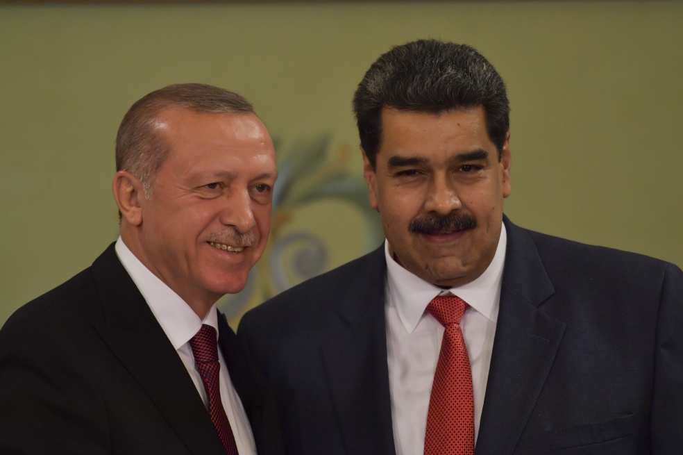 Venezuela y Turquía firman acuerdos en materia económica y de defensa
