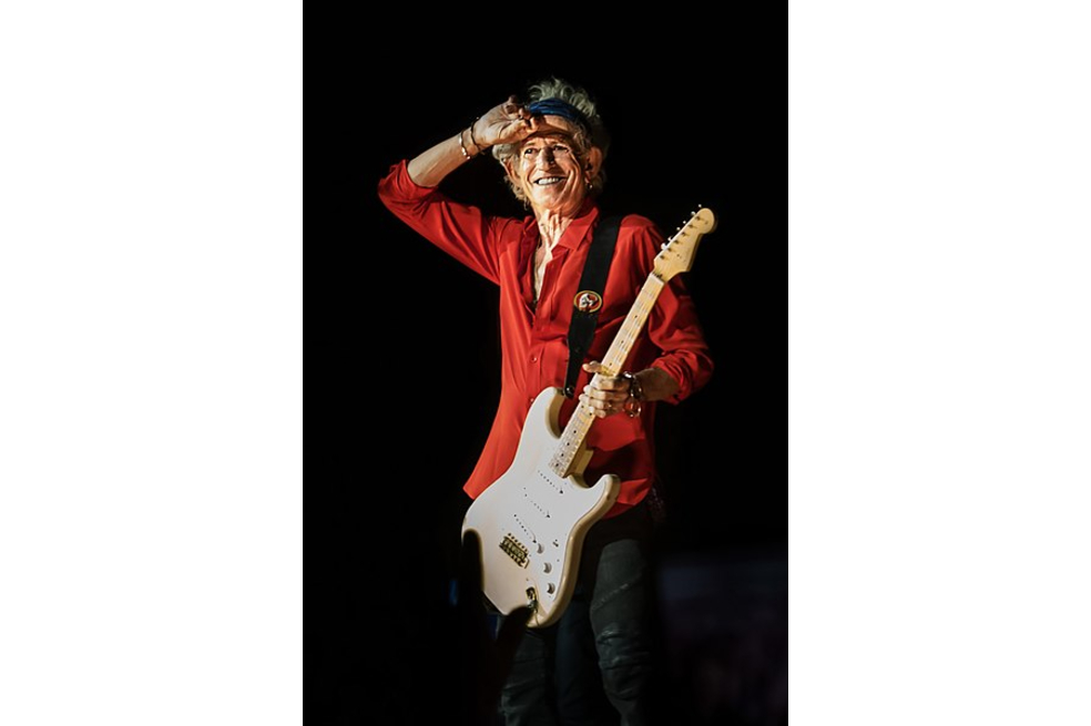 De repente, en la computadora. Dylan /Keith Richards / Ron Wood: Blowing in the Wind. Live Aid 1985. Keith Richards revienta alguna cuerda en la cabeza.
