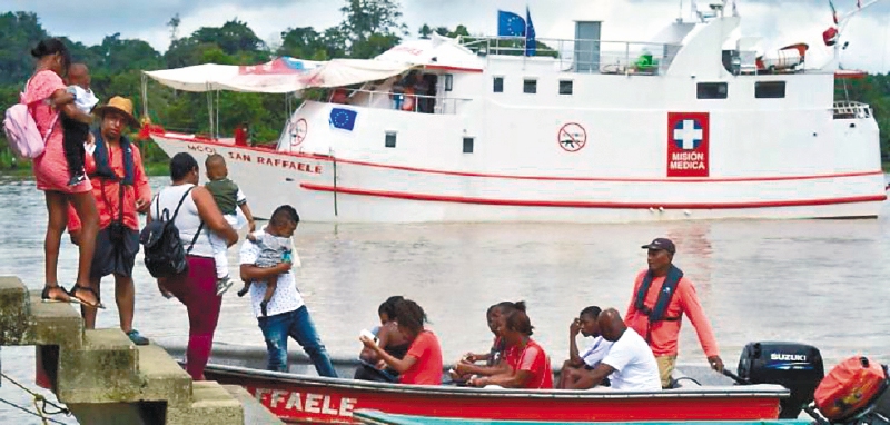 Llegada de pacientes al barco hospital San Raffaele.