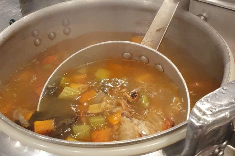 Receta para preparar caldo clásico de ave en la pitadora