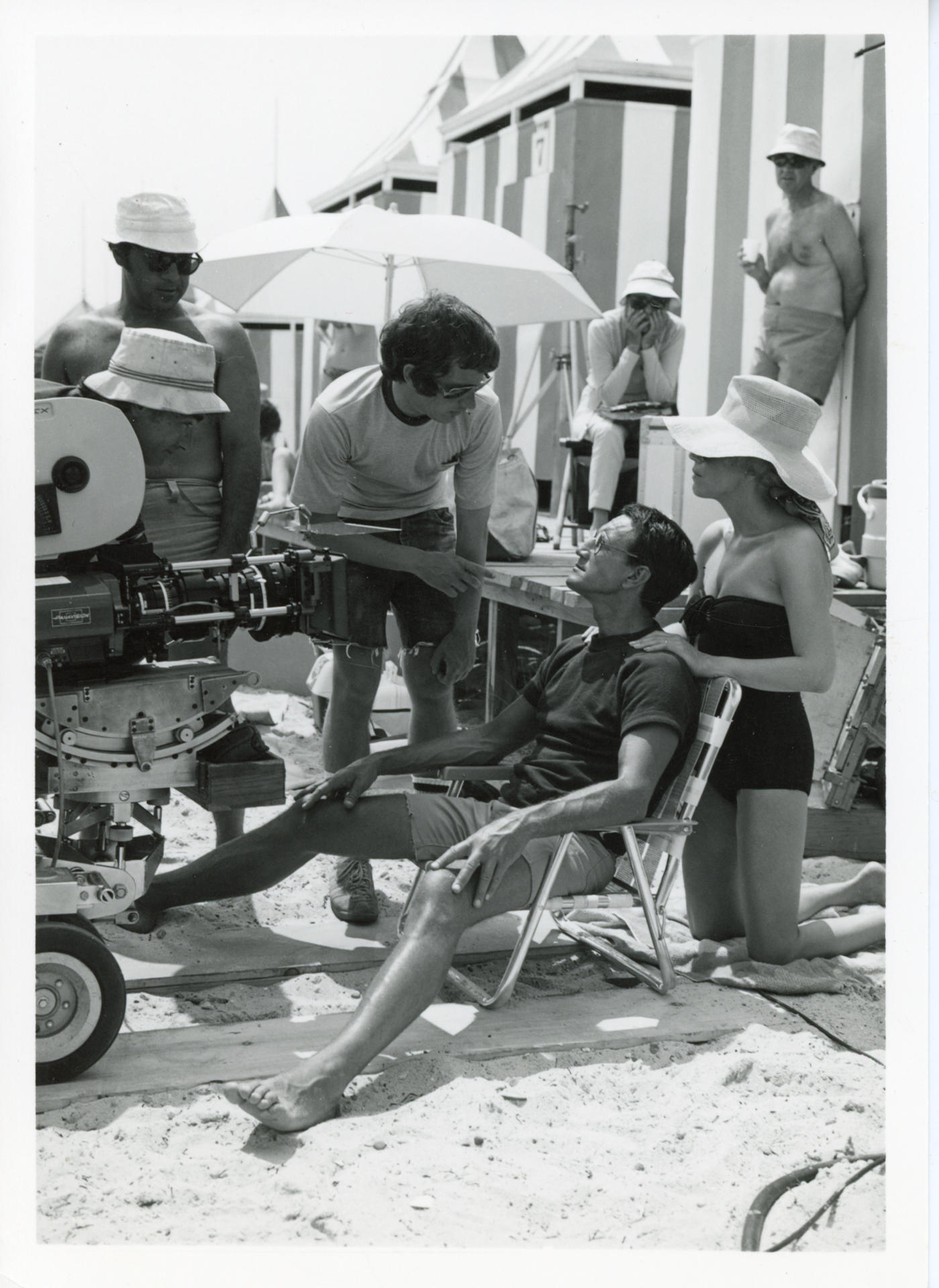 AME7193. MARTHA'S VINEYARD (ESTADOS UNIDOS), 19/06/2025.- Fotografía cedida por el Museo de Martha's Vineyard donde aparecen el director Steven Spielberg (c-i), y los actores Roy Scheider (c), y Lorraine Gary (d), durante el rodaje de la película 'Tiburón' (1975), en la isla Martha's Vineyard, en Massachusetts (EE.UU). El desembarco de Spielberg para realizar el rodaje de 'Tiburón', cambió la isla para siempre y con ella, la taquilla internacional. El filme, estrenado el 20 de junio de 1975, hace justo medio siglo, instigó además un miedo colectivo a bañarse en el mar. EFE/ Museo de Martha's Vineyard /SOLO USO EDITORIAL/NO VENTAS/SOLO DISPONIBLE PARA ILUSTRAR LA NOTICIA QUE ACOMPAÑA (CRÉDITO OBLIGATORIO)