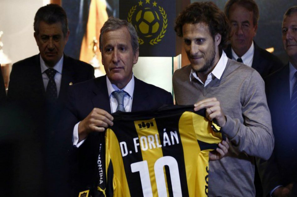 Diego Forlán luce la camiseta número 10 en su presentación con Peñarol