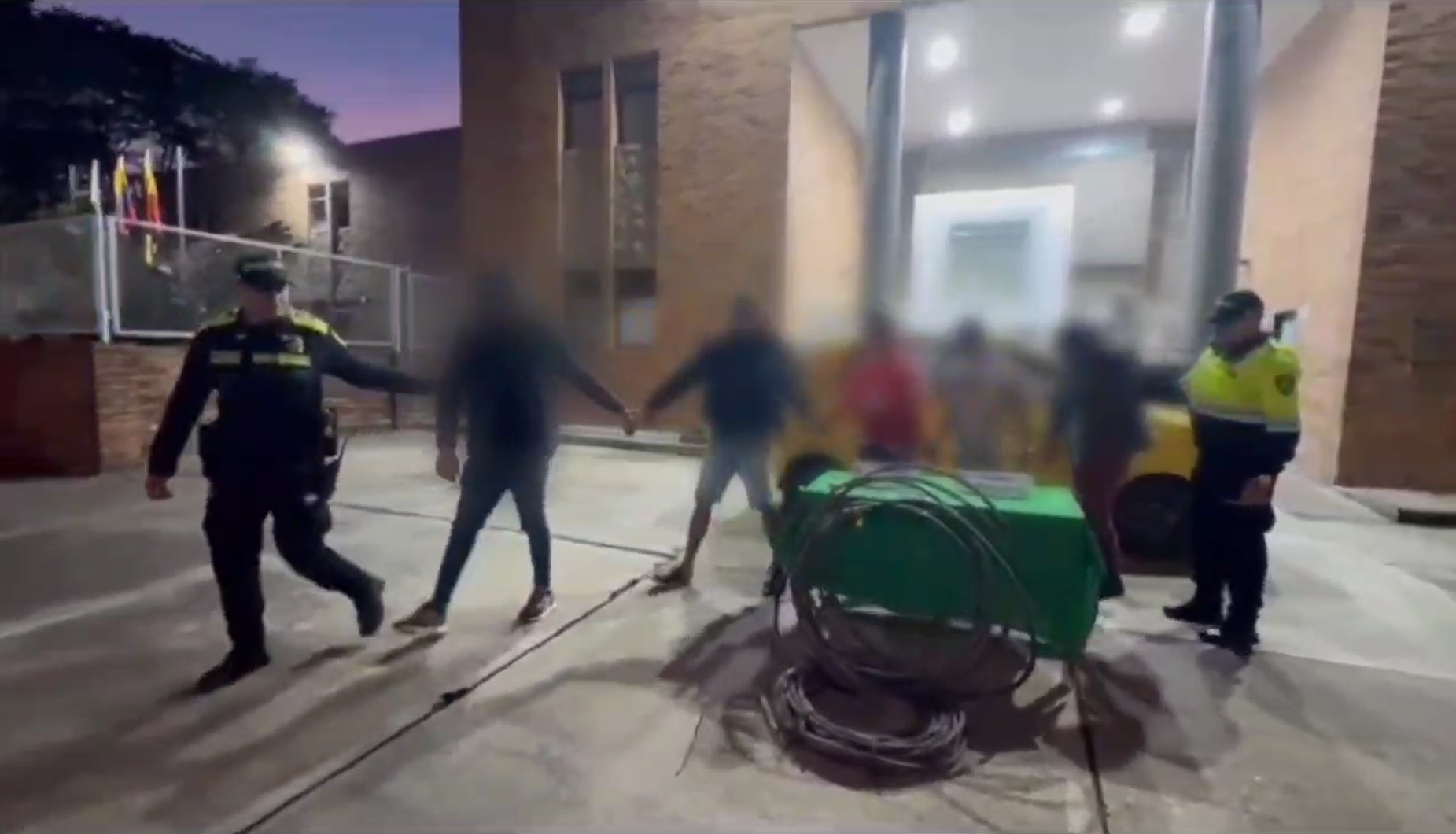 Sorprenden y capturan a cinco individuos robando cableado de fibra óptica en Engativá