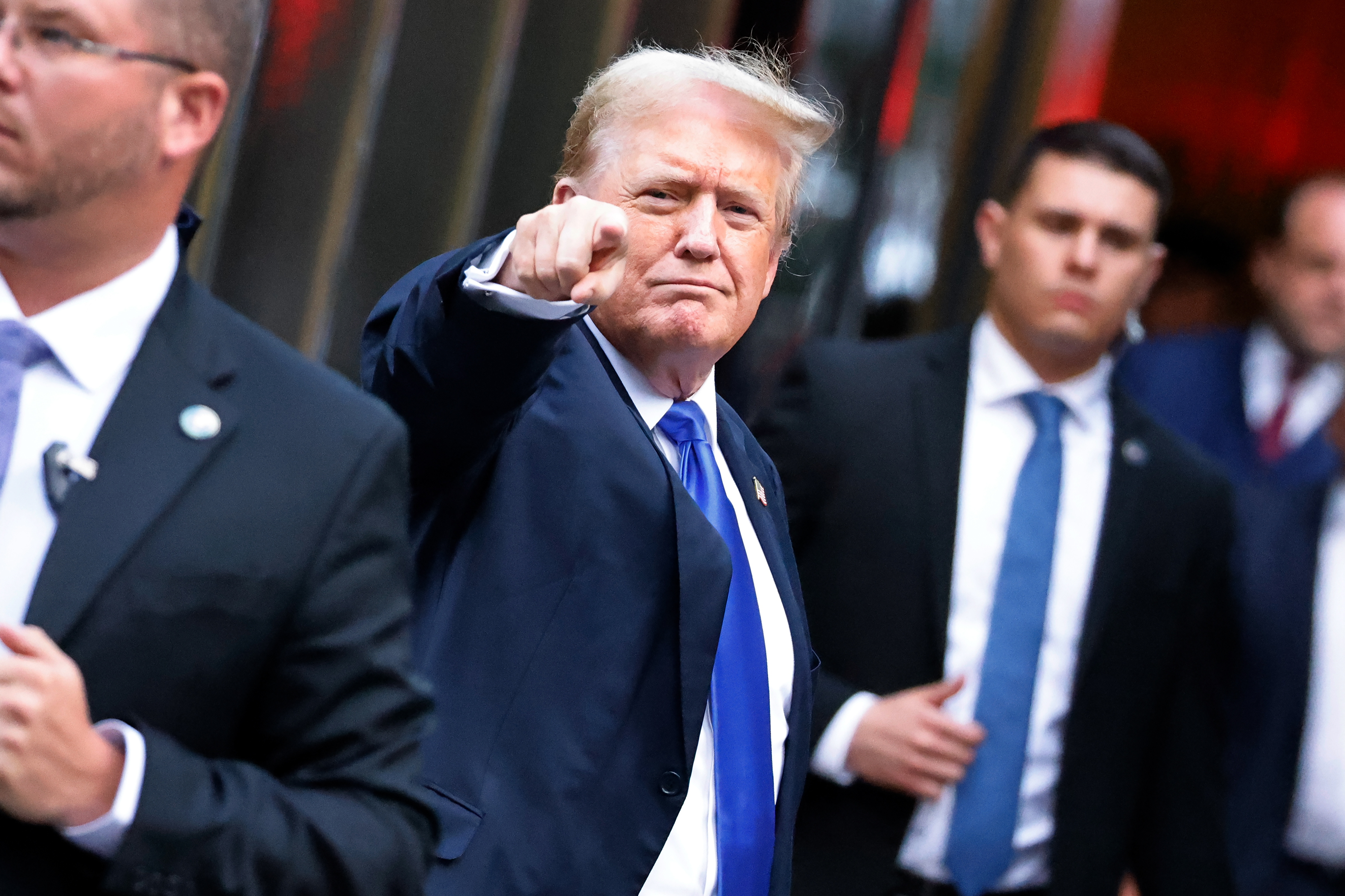 New York (United States), 30/05/2024.- Former US President Donald Trump (C) gestures to the media and the crowd outside of Trump Tower after a jury found him guilty on all 34 counts in his criminal trial in New York State Supreme Court in New York, New York, USA, 30 May 2024. Trump was found guilty on all 34 felony counts of falsifying business records related to payments made to adult film star Stormy Daniels during his 2016 presidential campaign. (tormenta, Nueva York) EFE/EPA/PETER FOLEY