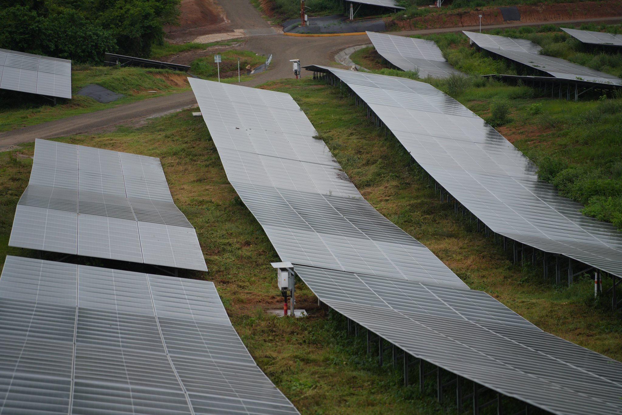 La construcción de los cinco parques solares contempló la instalación de 190.000 paneles.
