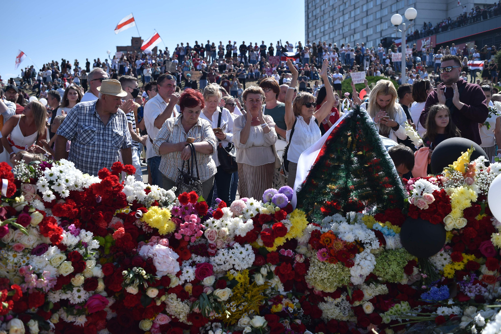 Presidente de Bielorrusia se acerca a Putin para intentar calmar protestas