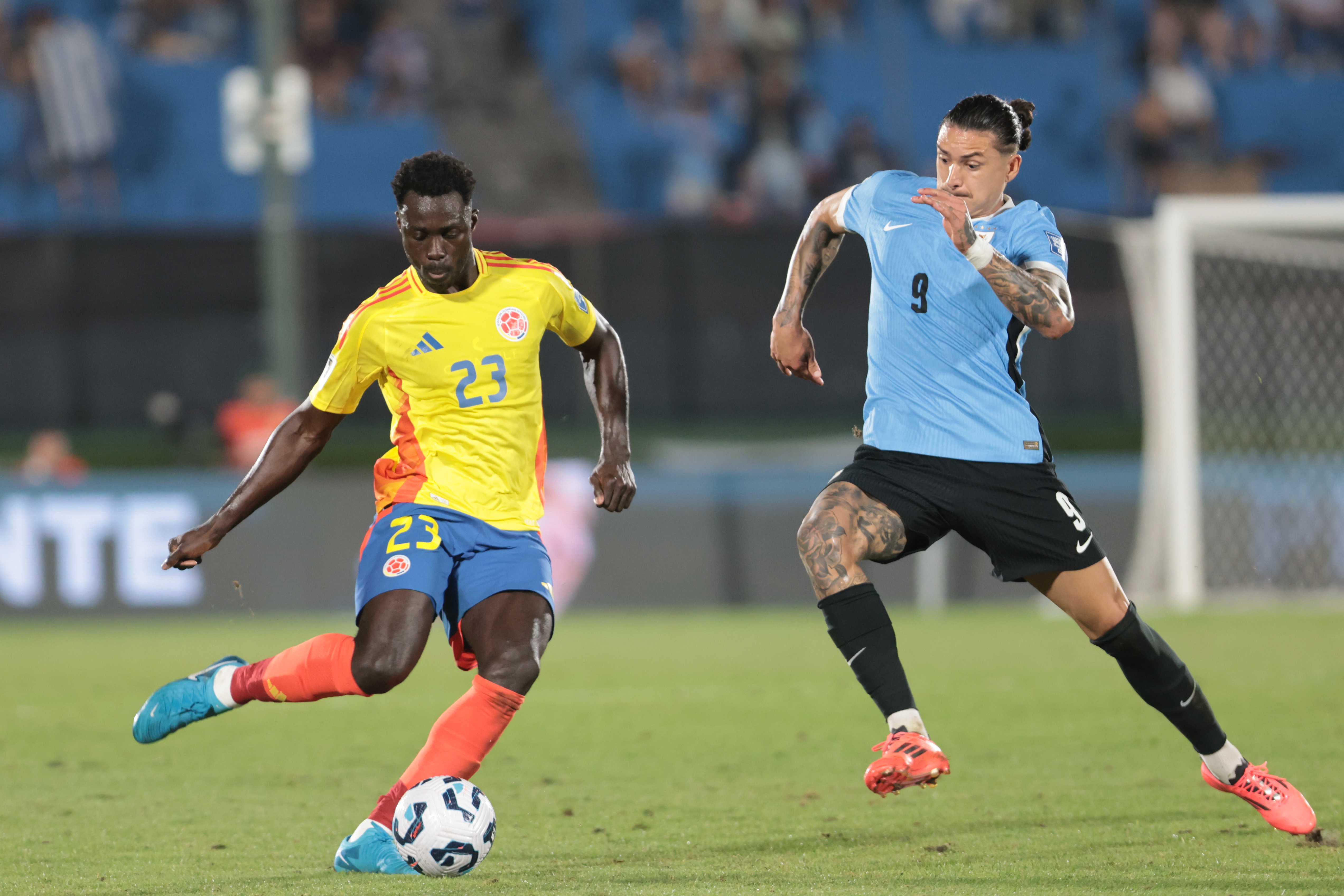 AMDEP9972. MONTEVIDEO (URUGUAY), 15/11/2024.- Darwin Nuñez (d) de Uruguay disputa un balón con Davinson Sánchez de Colombia este viernes, durante un partido de las eliminatorias sudamericanas al Mundial de Fútbol 2026, entre Uruguay y Colombia en el estadio Centenario, en Montevideo (Uruguay). EFE/ Gastón Britos
