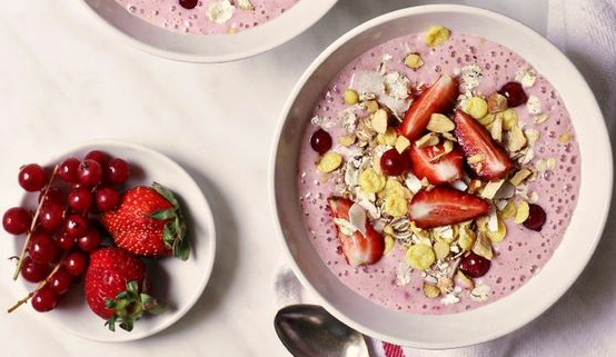 Bowl de yogur con frutas y semillas