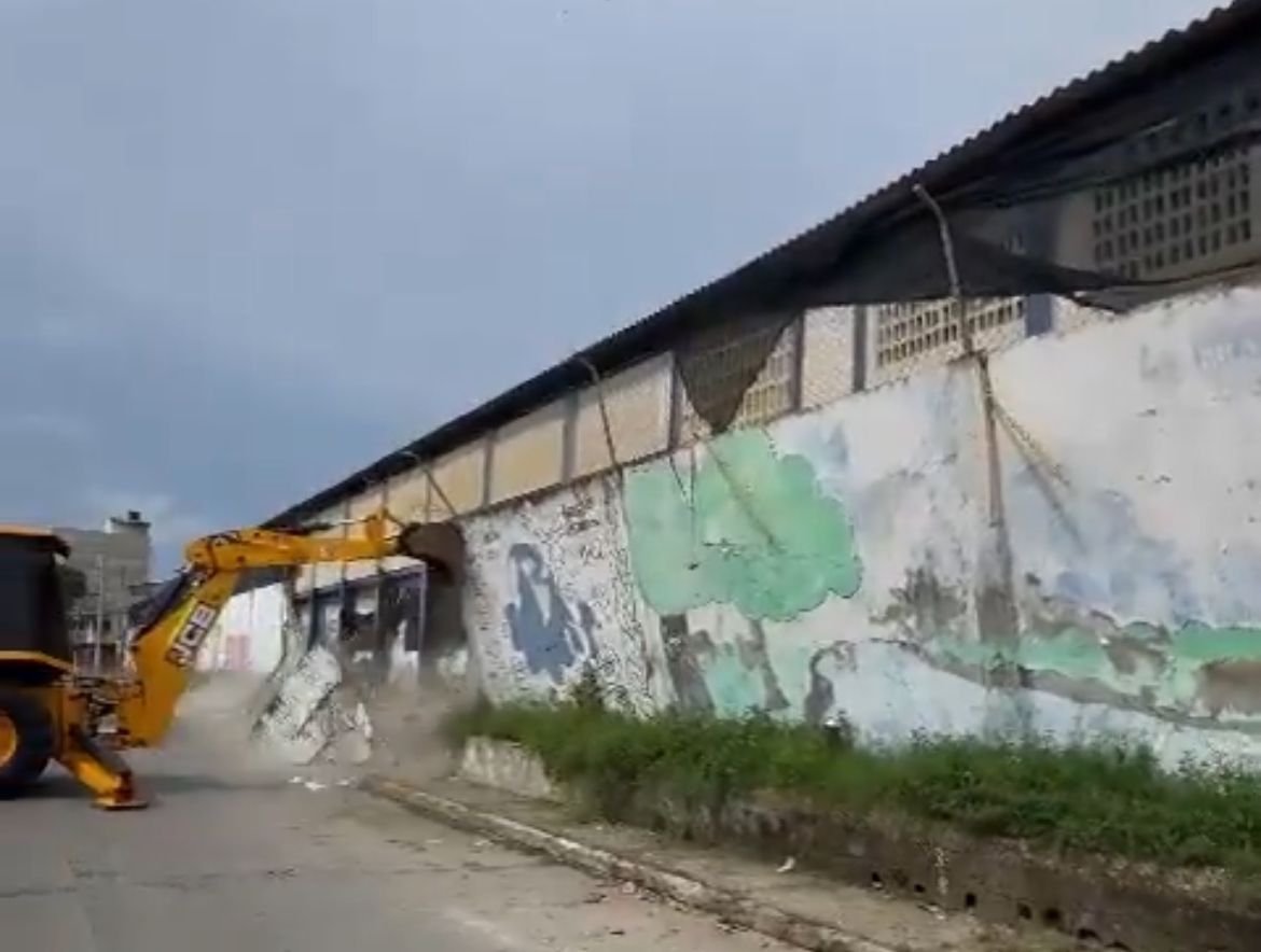 Al alcalde de Cartagena casi le cae un muro durante la supervisión de una obra