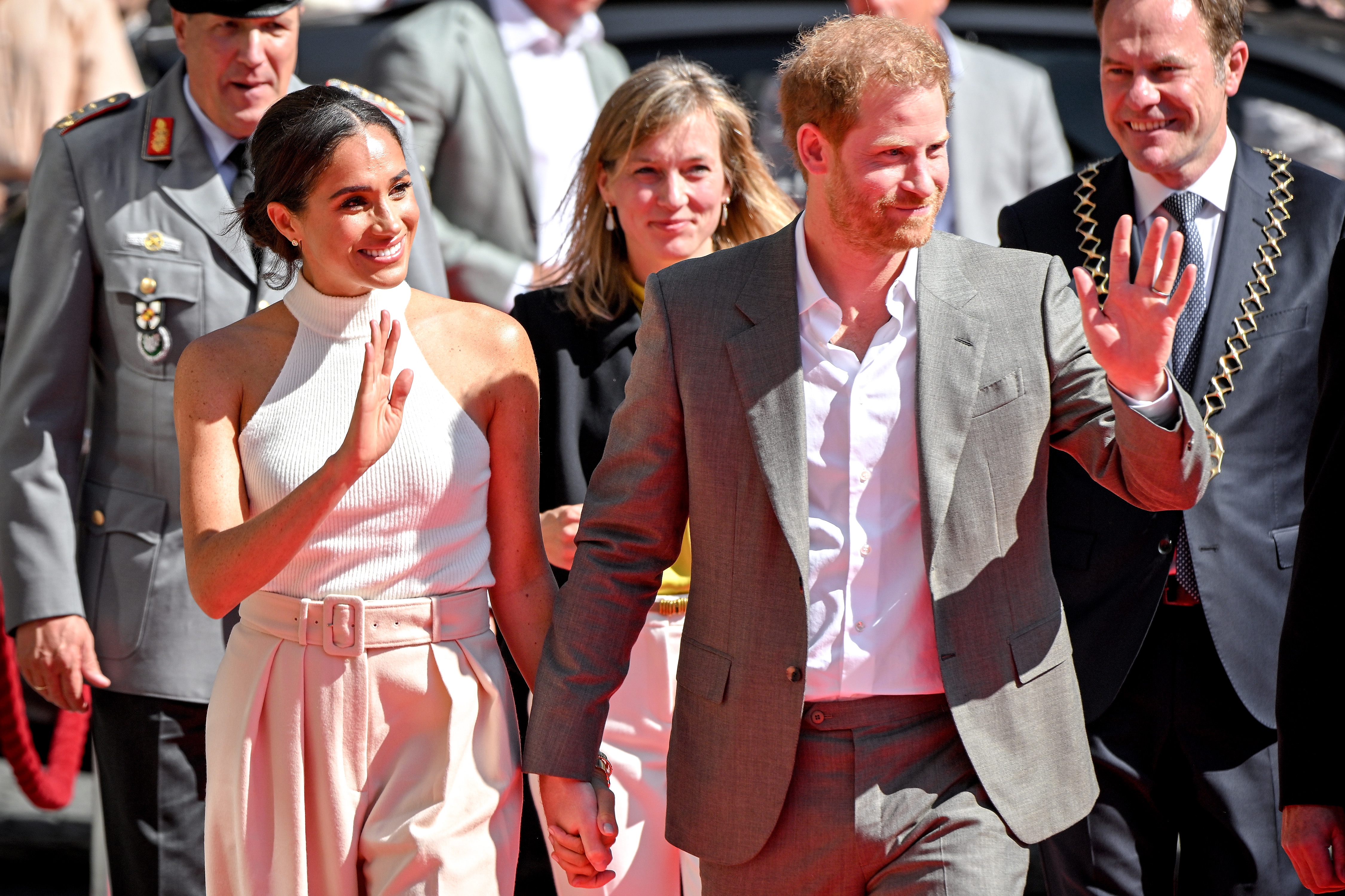 Duesseldorf (Germany), 06/09/2022.- Britain's Prince Harry (R) and his wife Meghan (L), the Duke and Duchess of Sussex, wave to onlookers as they arrive for their visit to represent the '6th Invictus Games 2023', in Duesseldorf, Germany, 06 September 2022. The Invictus Games 2023 will take place from 09 to 16 September 2023 in Duesseldorf and are intended for military personnel and veterans who have been psychologically or physically injured in service. (Duque Duquesa Cambridge, Alemania, Reino Unido) EFE/EPA/SASCHA STEINBACH